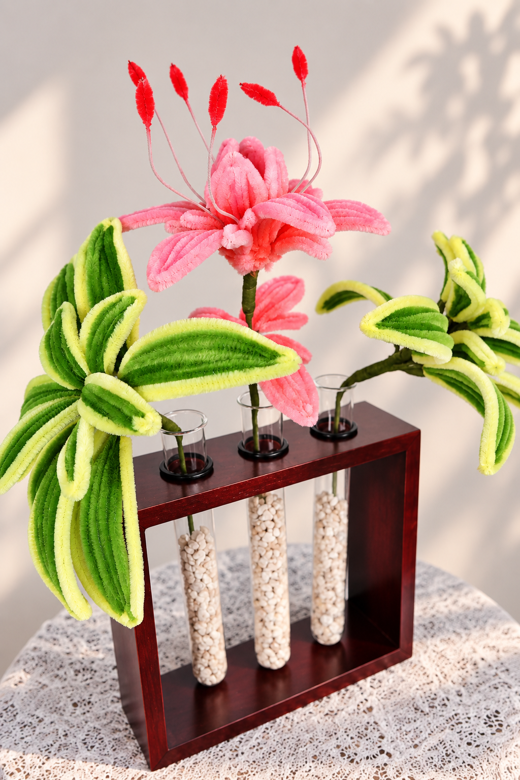 Fleurs dans des vases tubulaires