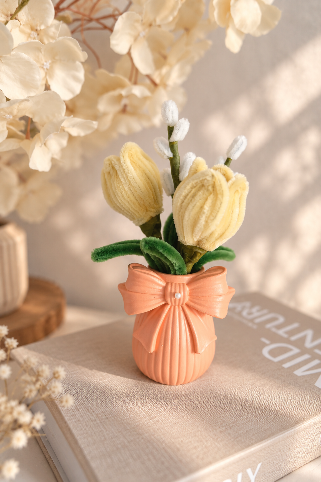 Vase à rubans avec des fleurs