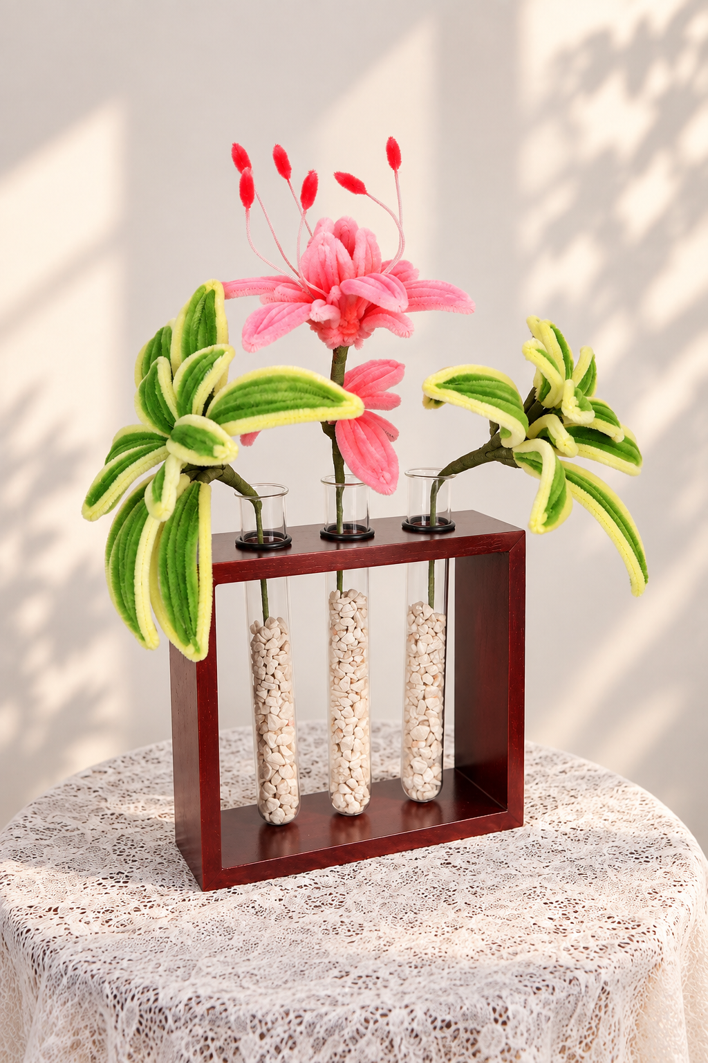 Fleurs dans des vases tubulaires