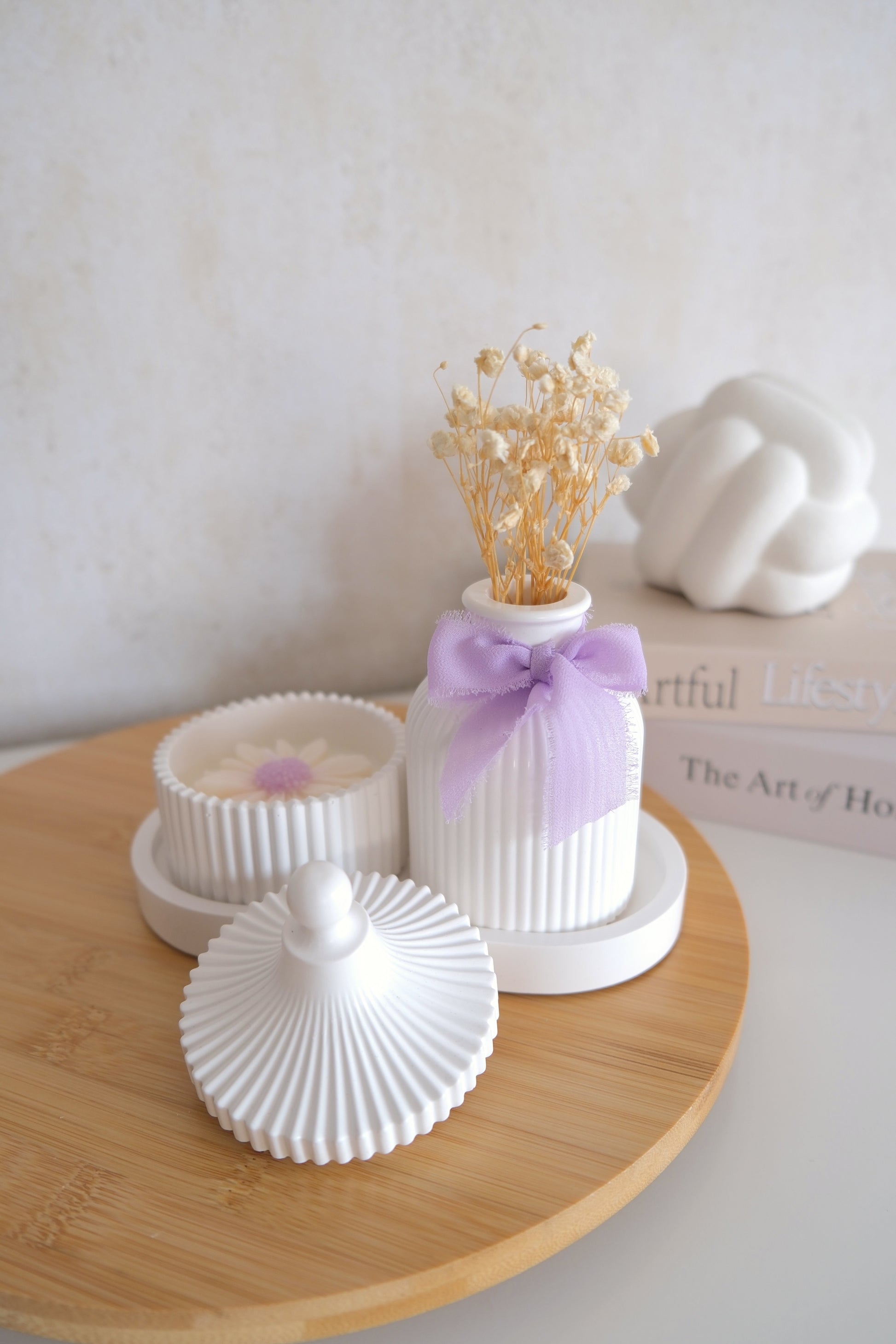 Set of candle with small vase