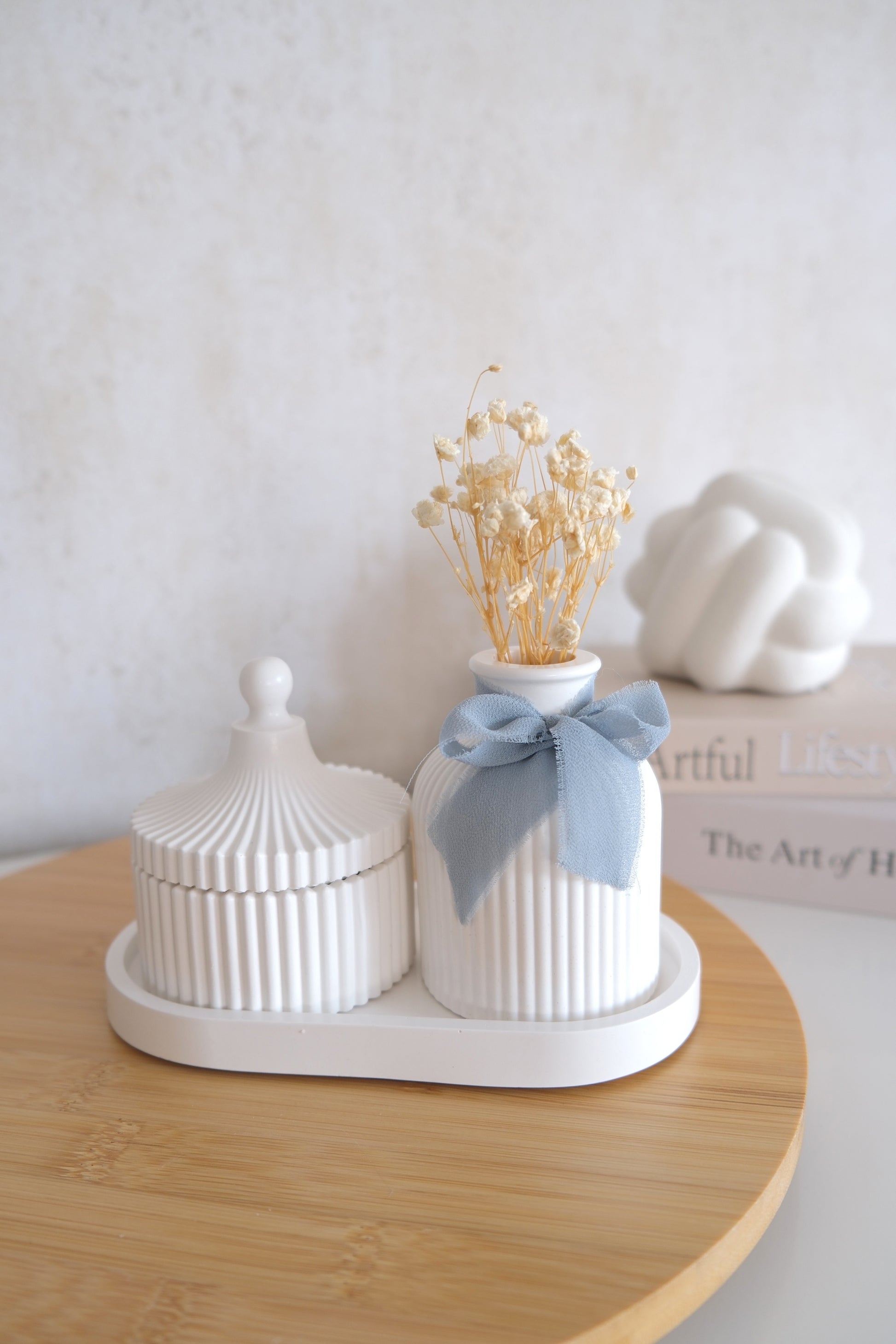 Set of candle with small vase