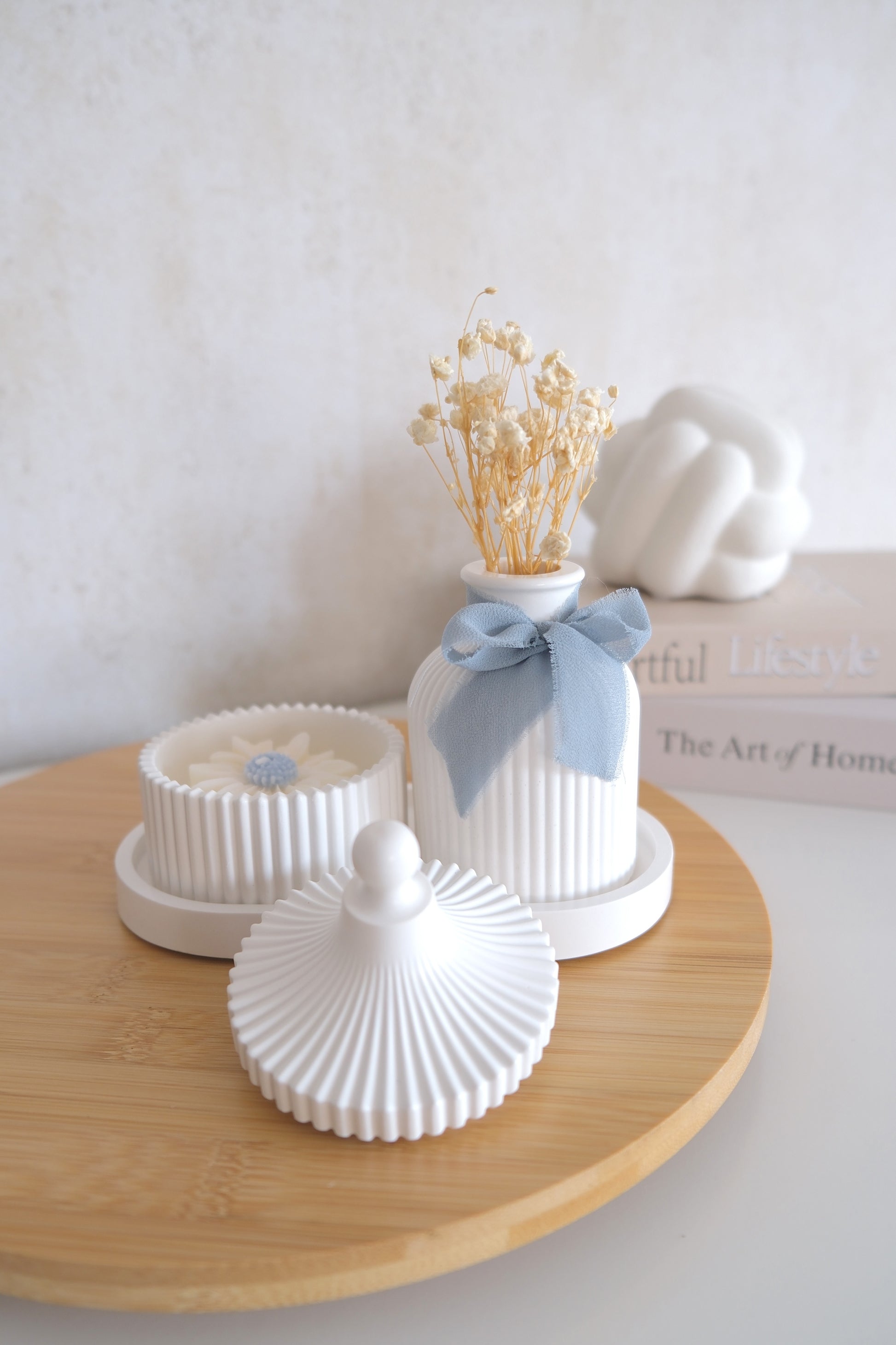 Set of candle with small vase