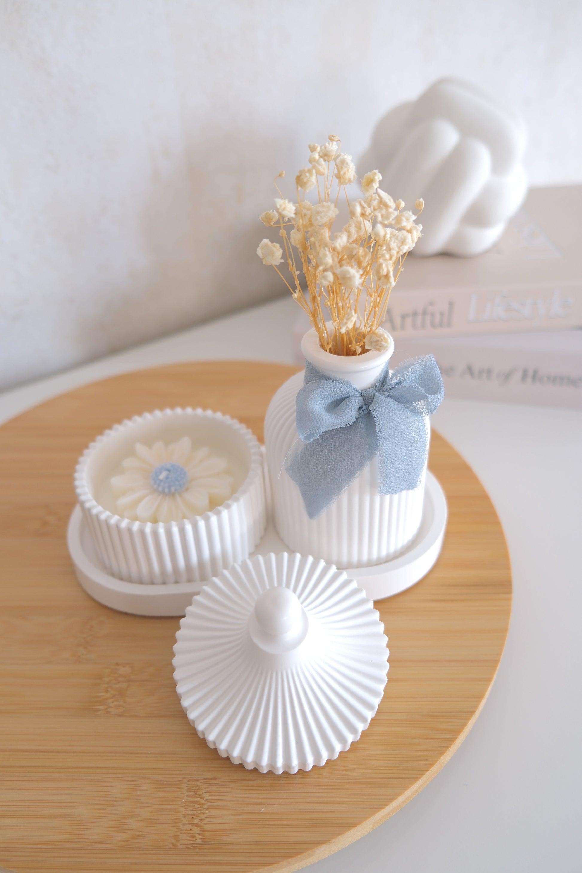 Set of candle with small vase