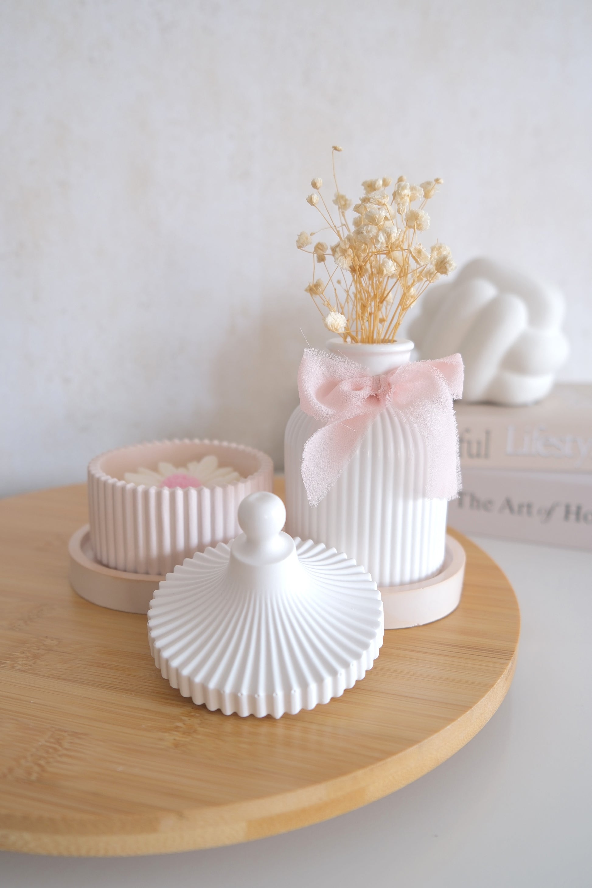 Set of candle with small vase