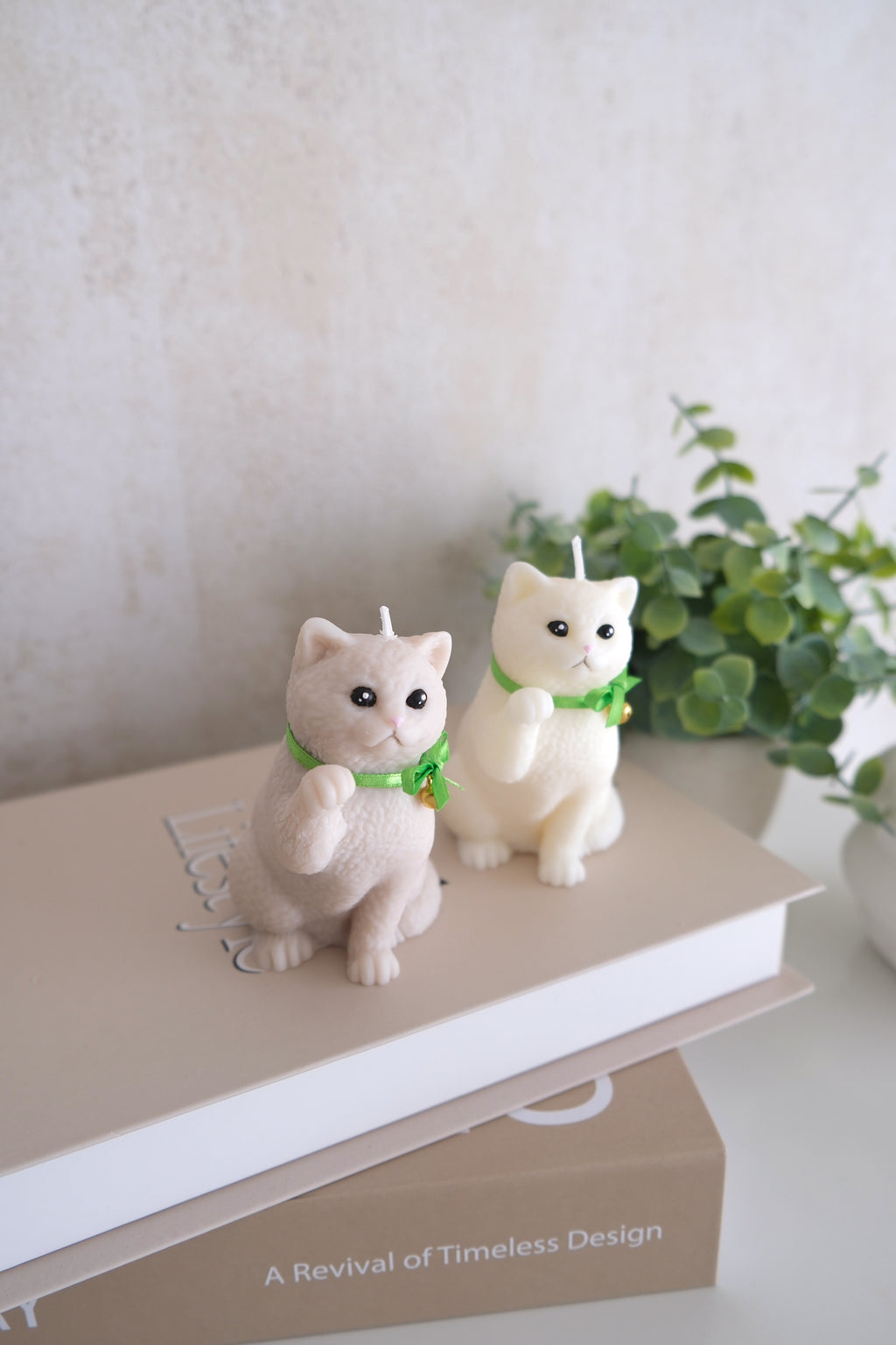 Candle 'Sitting Cat With Paw'