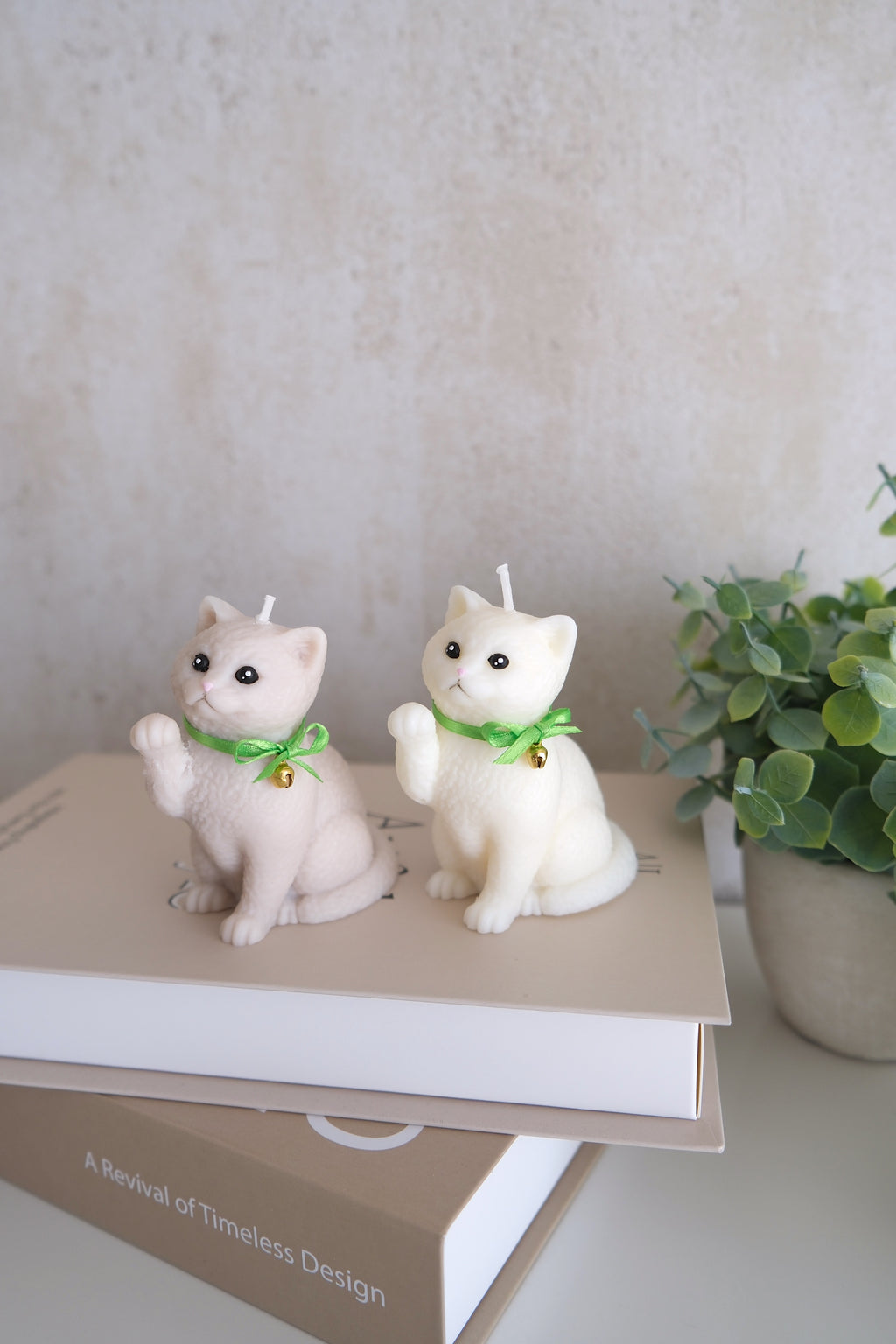 Candle 'Sitting Cat With Paw'