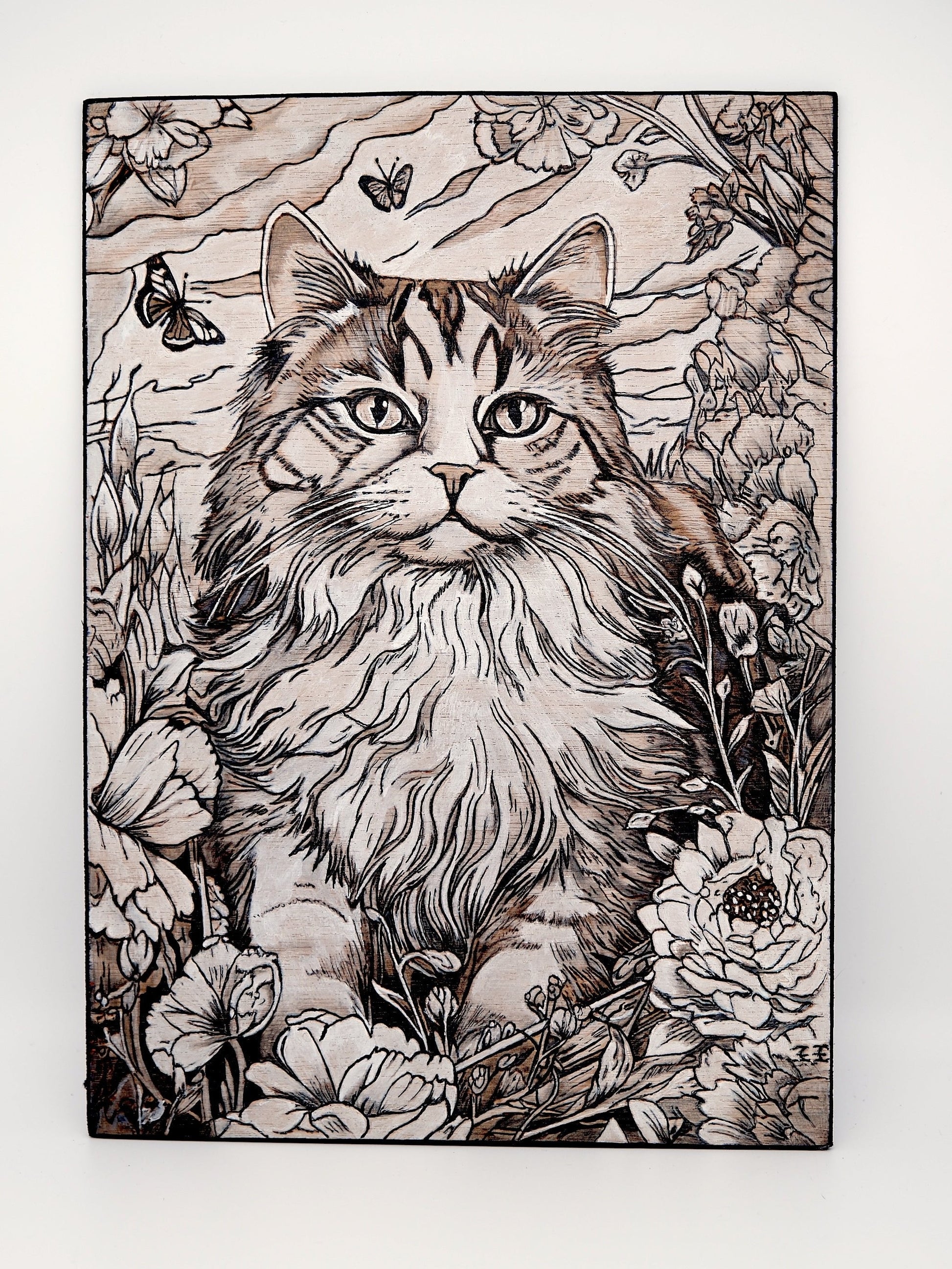 Kat in bloemenveld