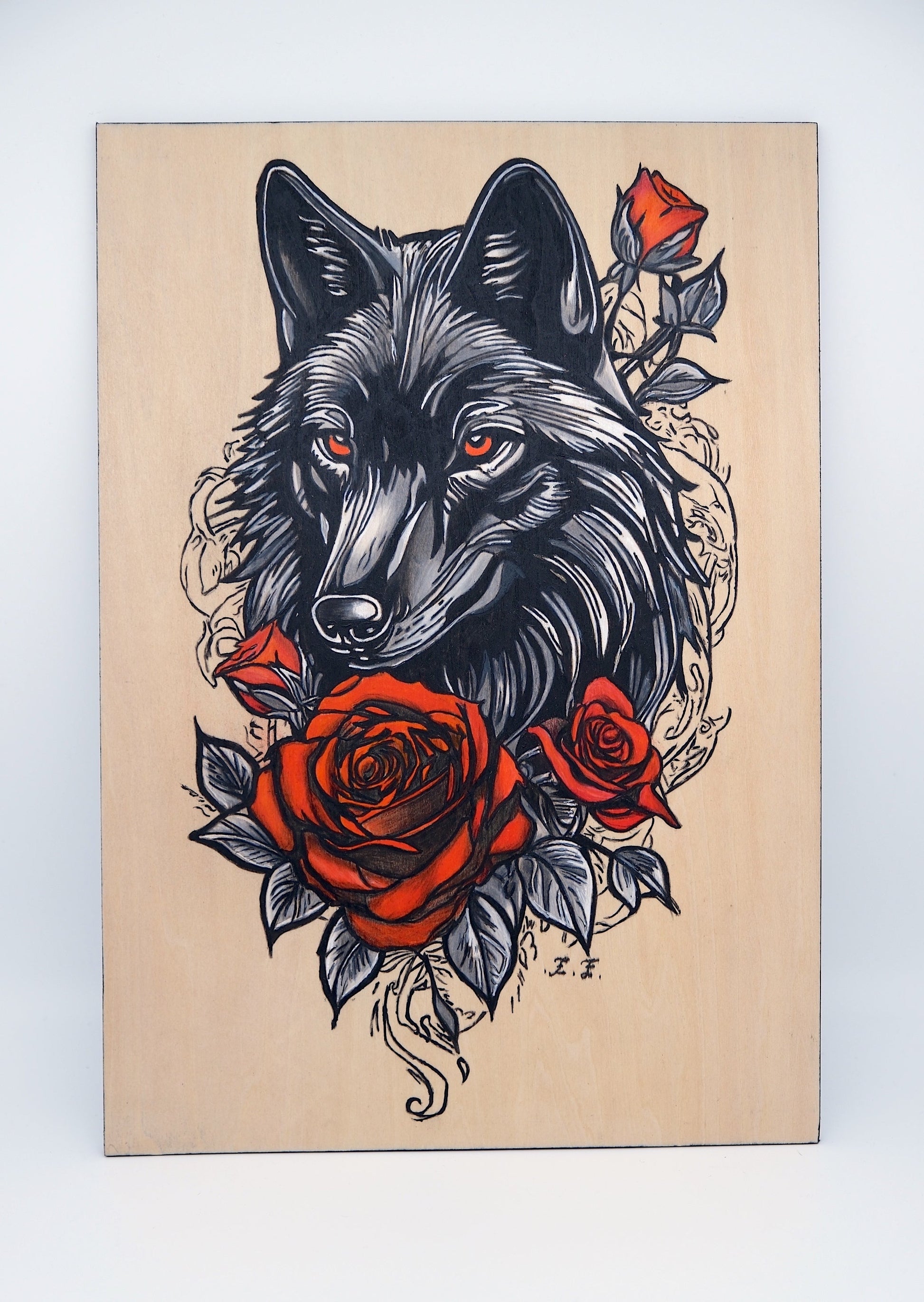 Zwarte wolf met rode rozen