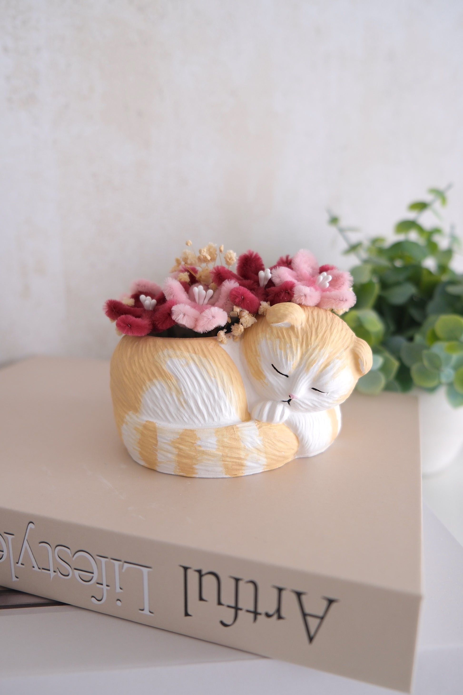 Slapende kat beeldje met bloemen