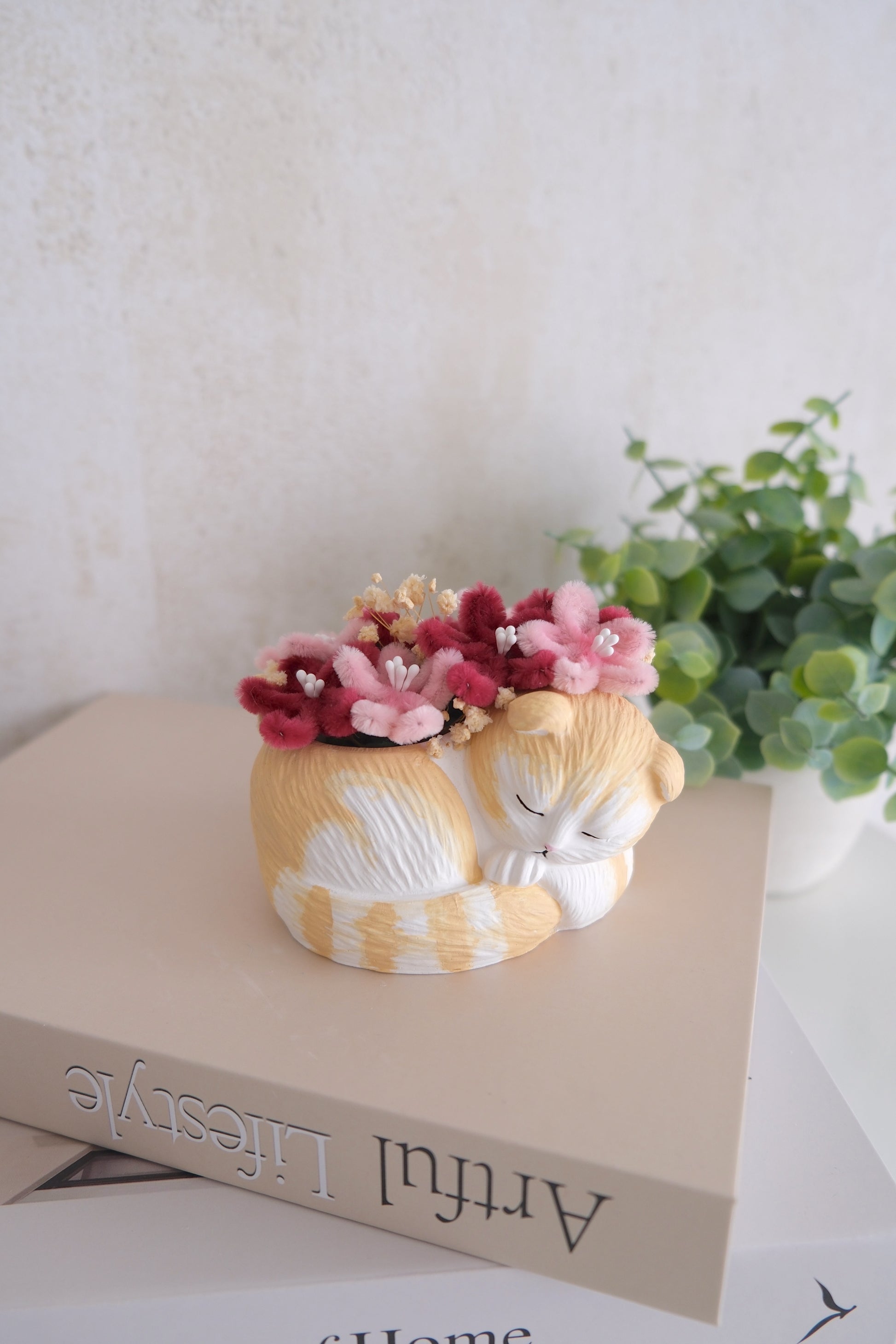 Slapende kat beeldje met bloemen