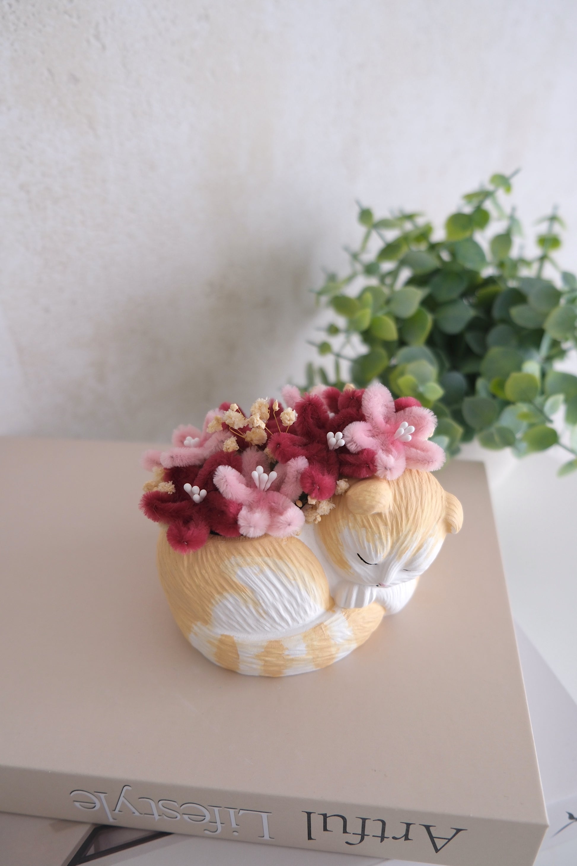 Slapende kat beeldje met bloemen