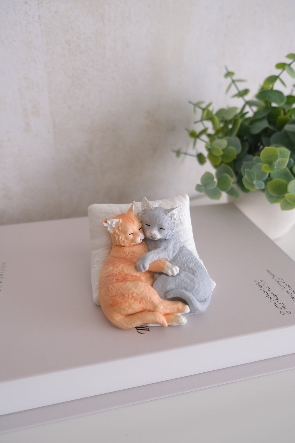 Cuddling cats figurine