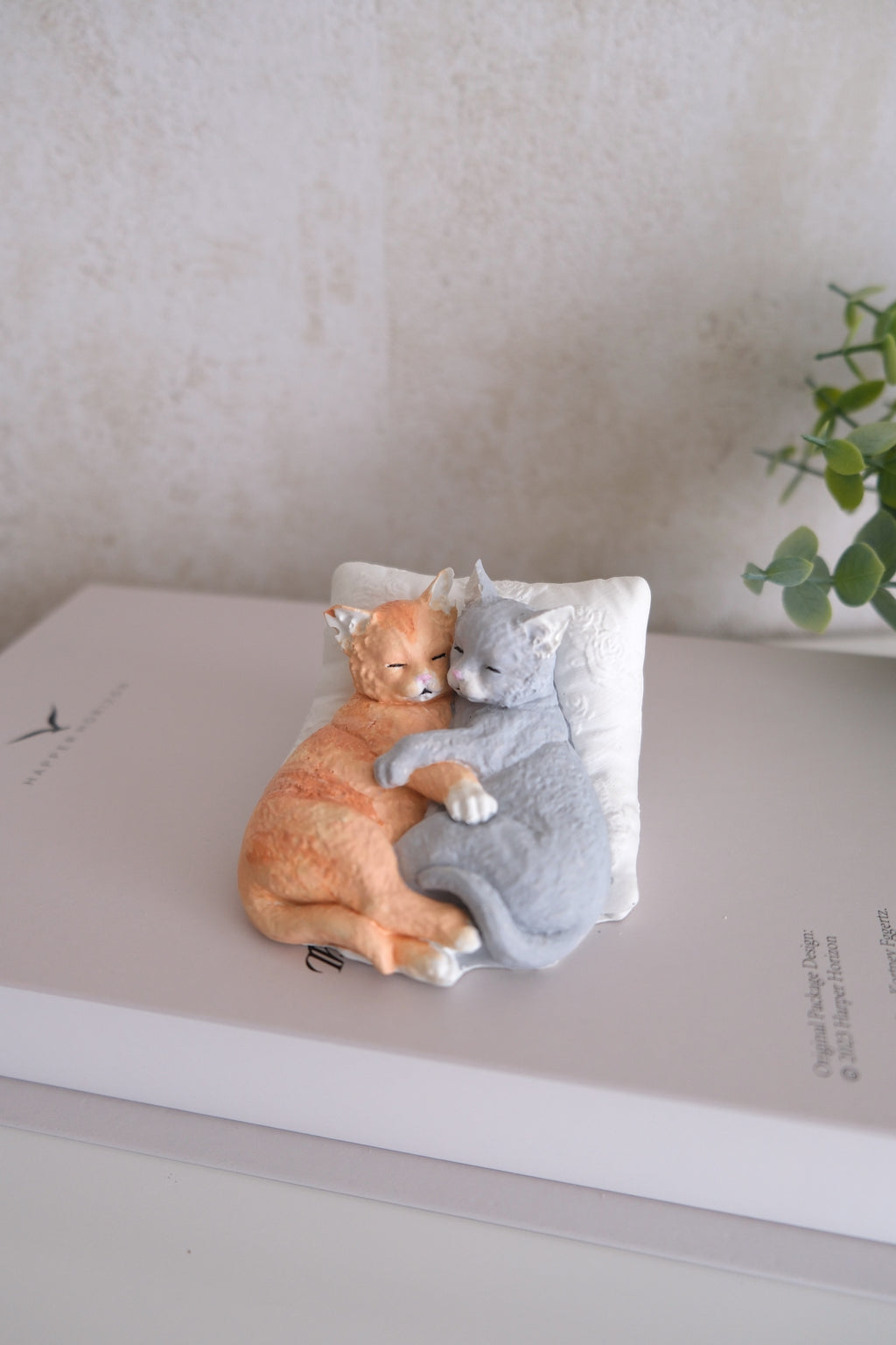 Cuddling cats figurine