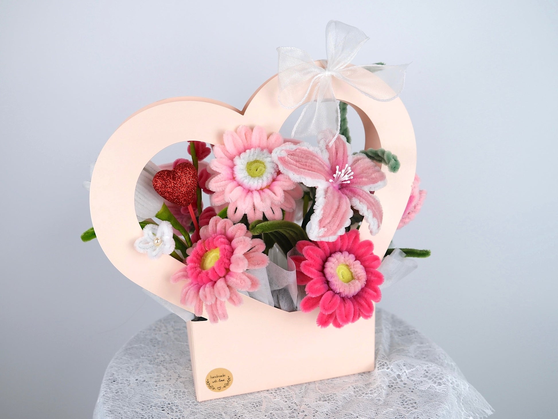 Bloemen in harten cadeaubox