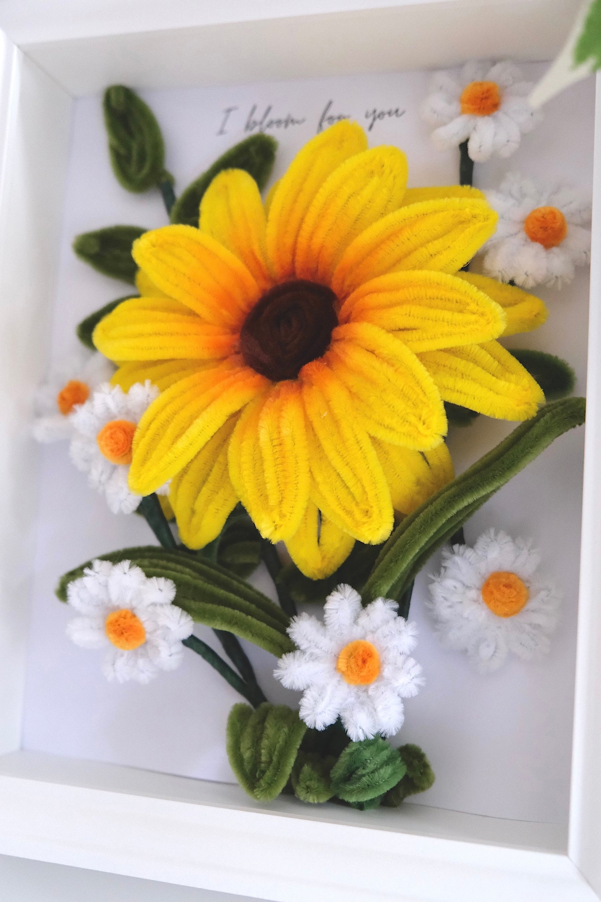 Bloemenkader met zonnebloem en madeliefjes