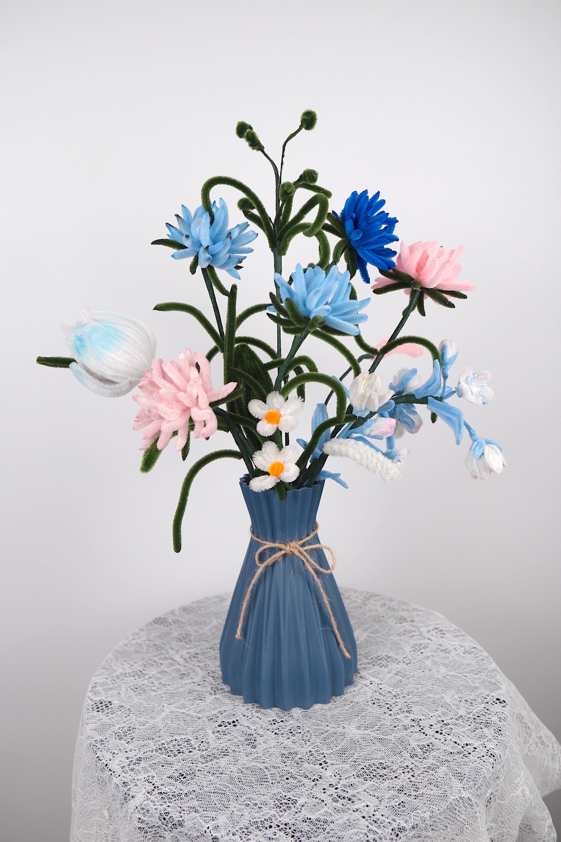 Blauwe bloemen in vaas