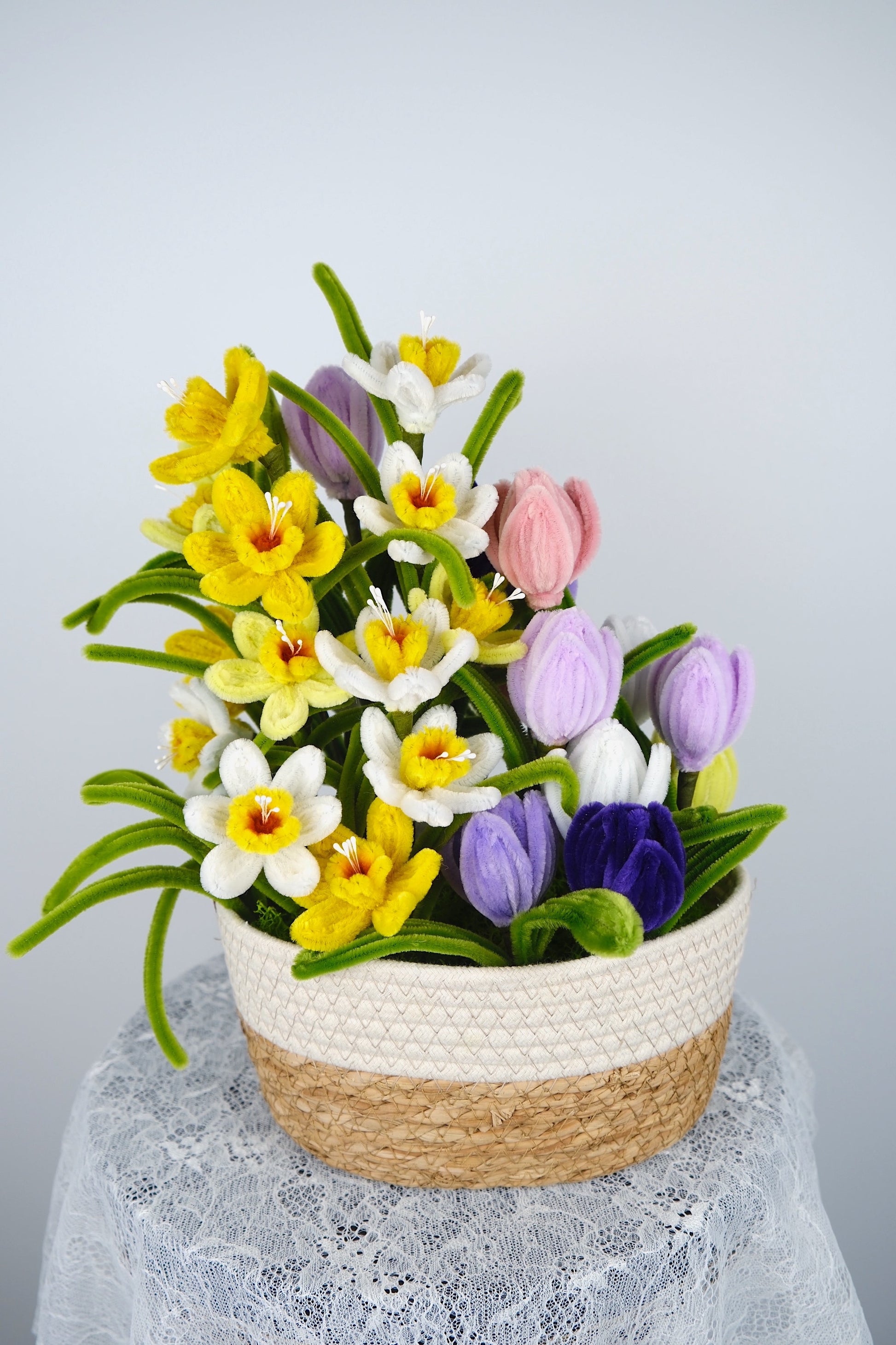 Narcis en tulpen bloemenmand