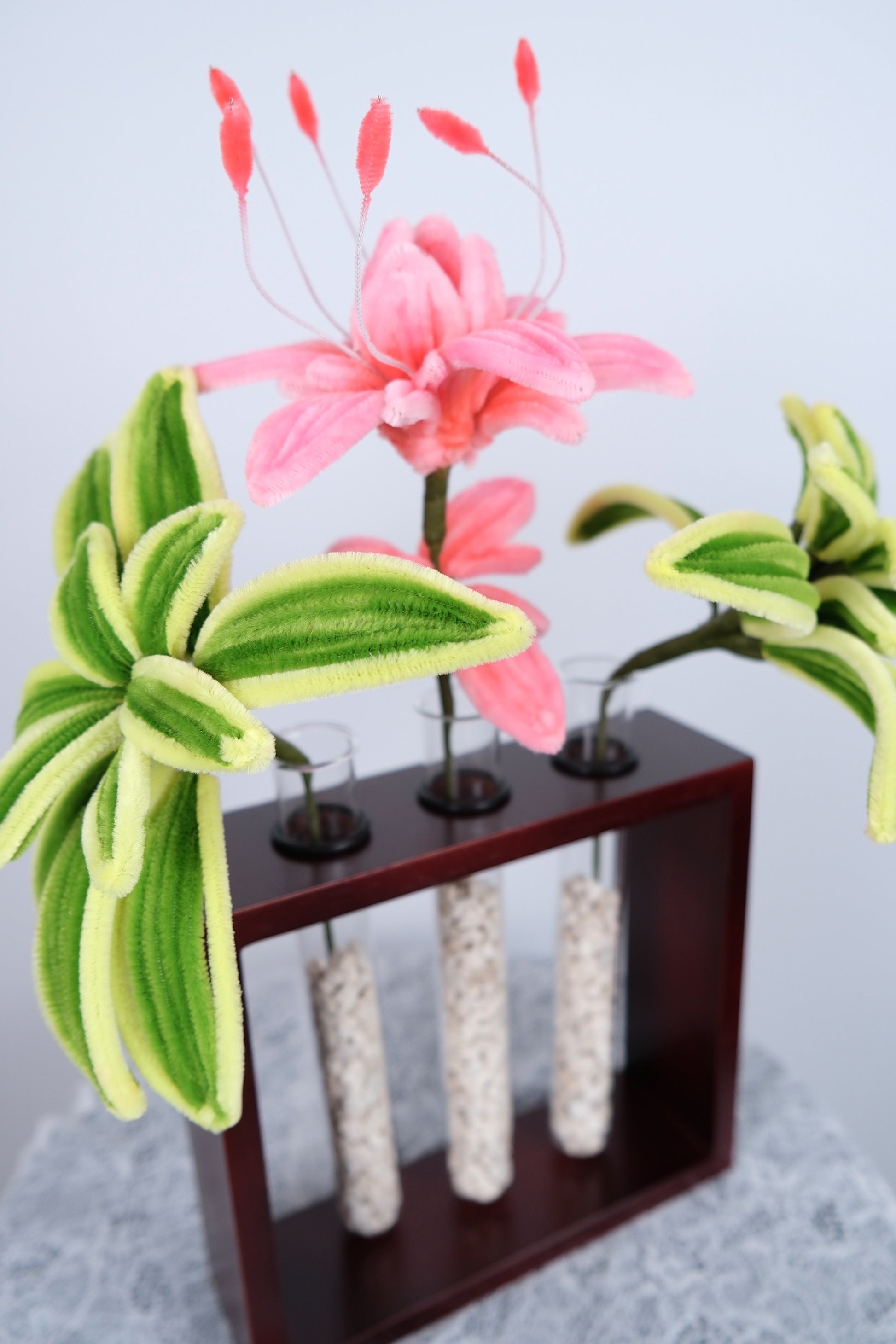 Bloemen in buisvaasjes