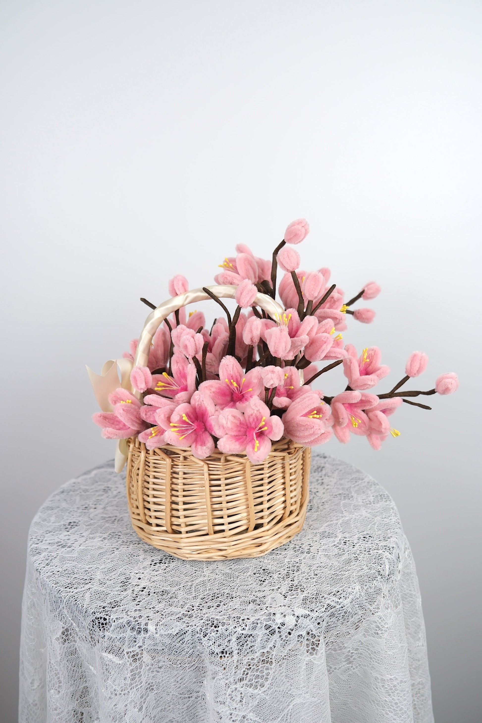 Mandje met kersenbloesems