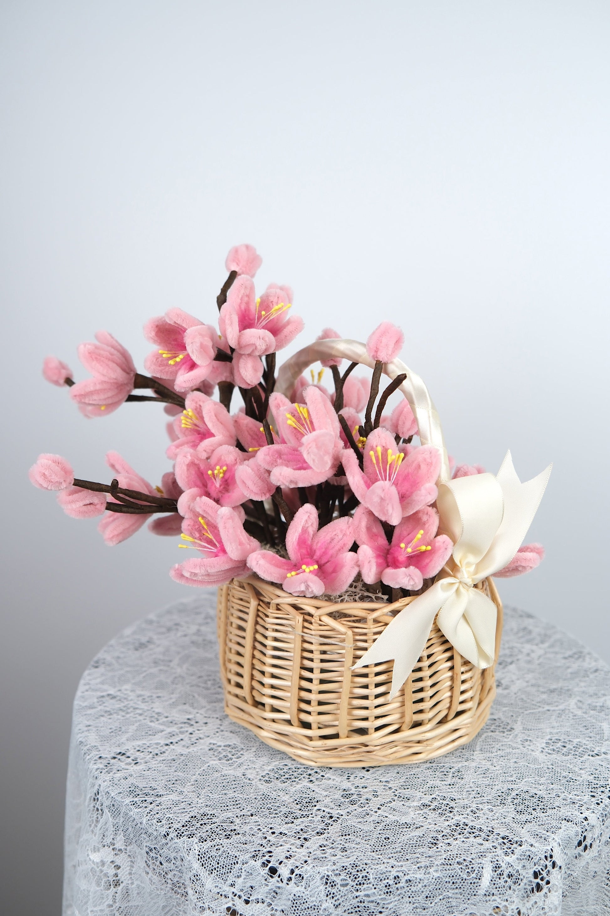 Mandje met kersenbloesems