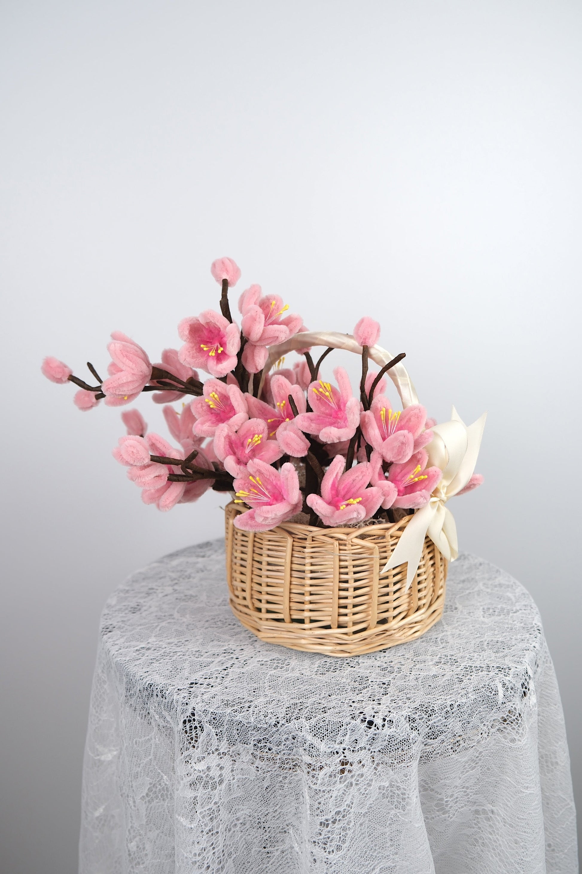Mandje met kersenbloesems