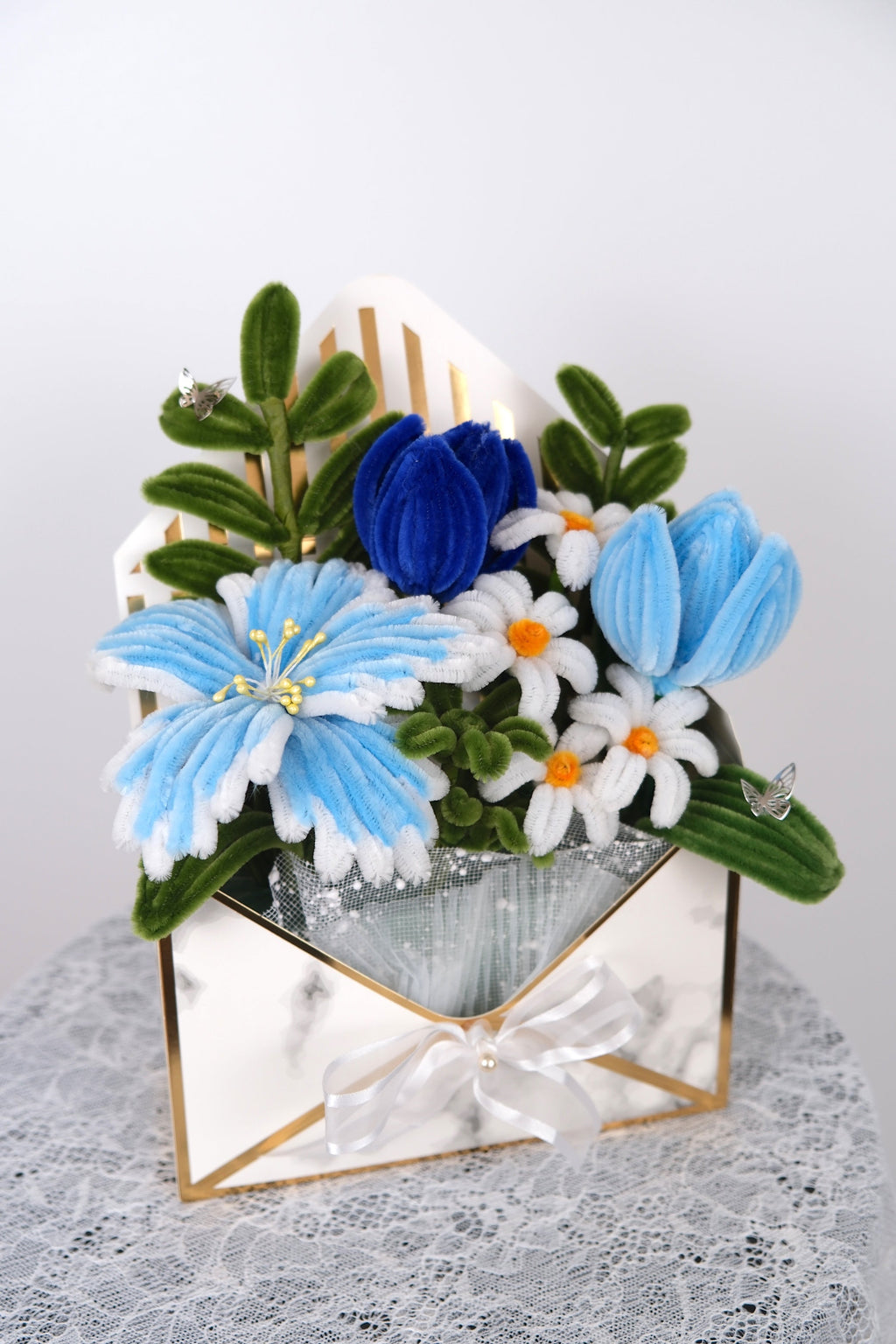 Blauwe bloemen in enveloppendoosje