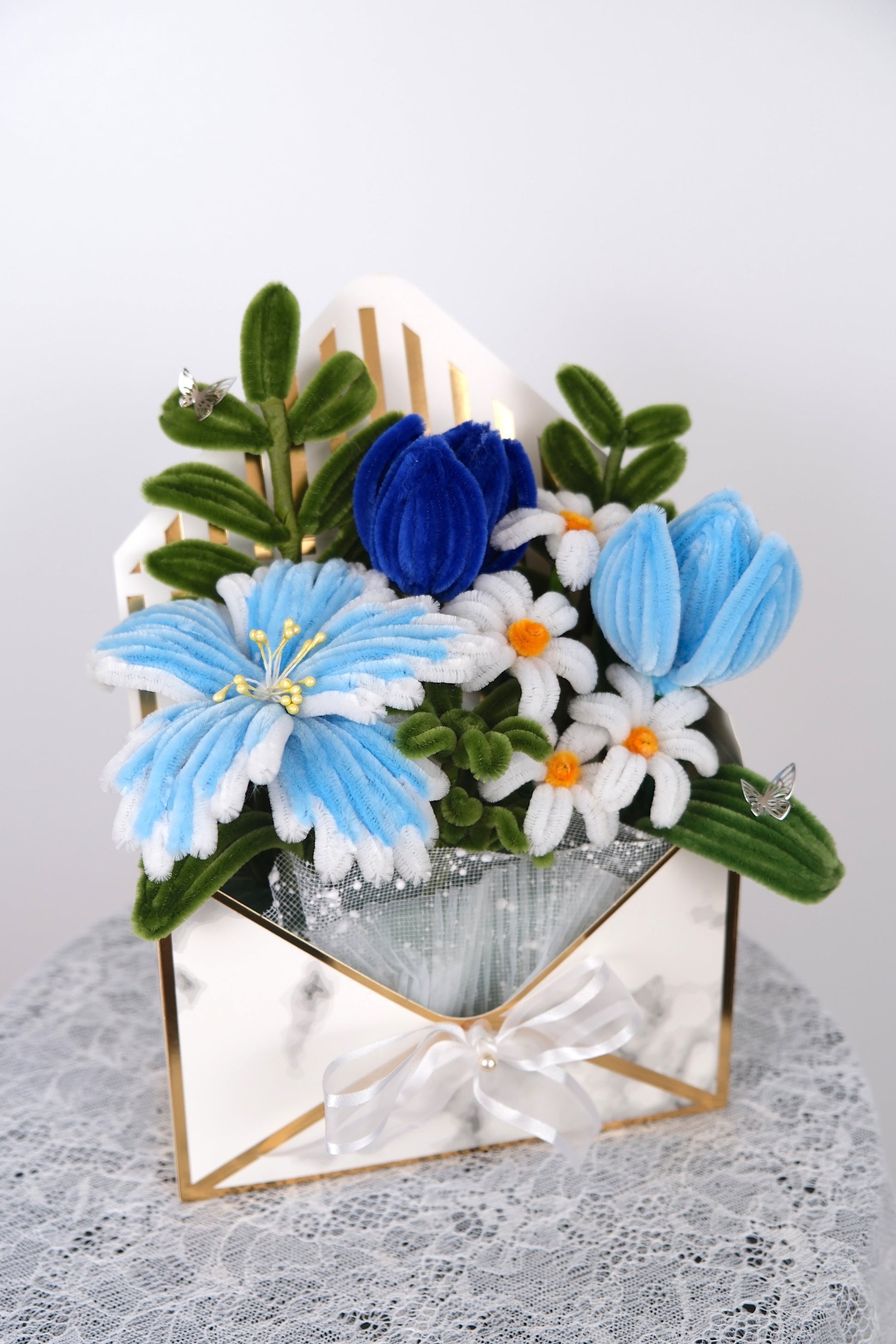 Blauwe bloemen in enveloppendoosje