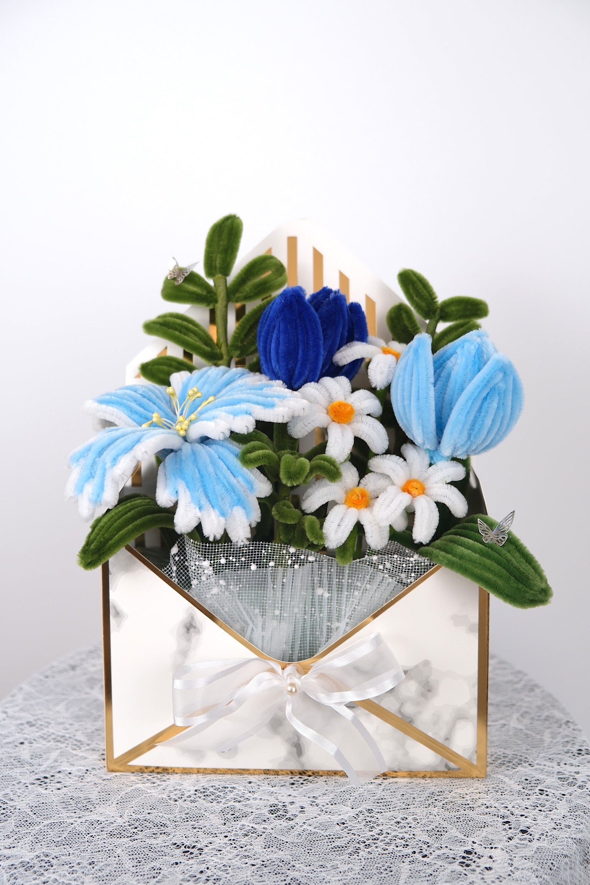Blauwe bloemen in enveloppendoosje