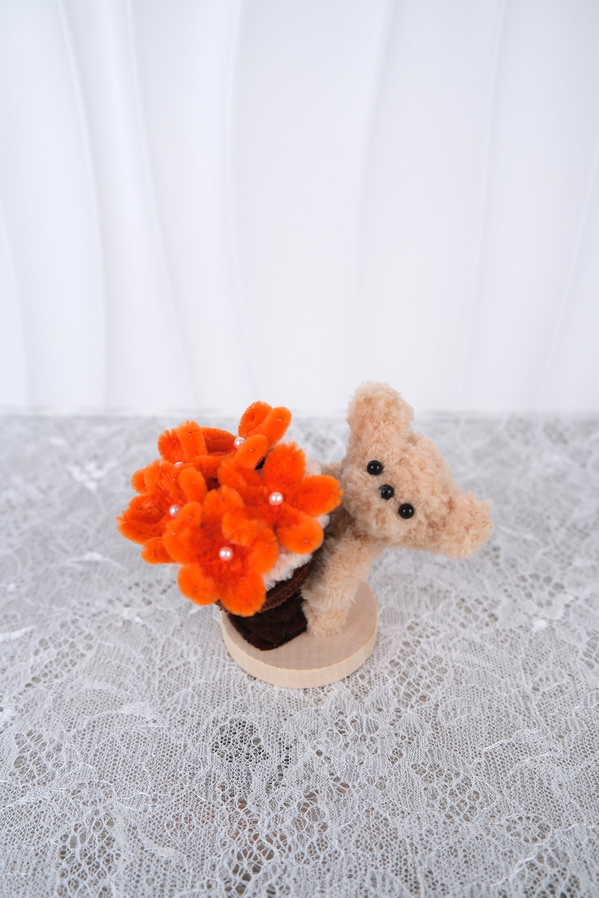 Kleine hond met bloempotje