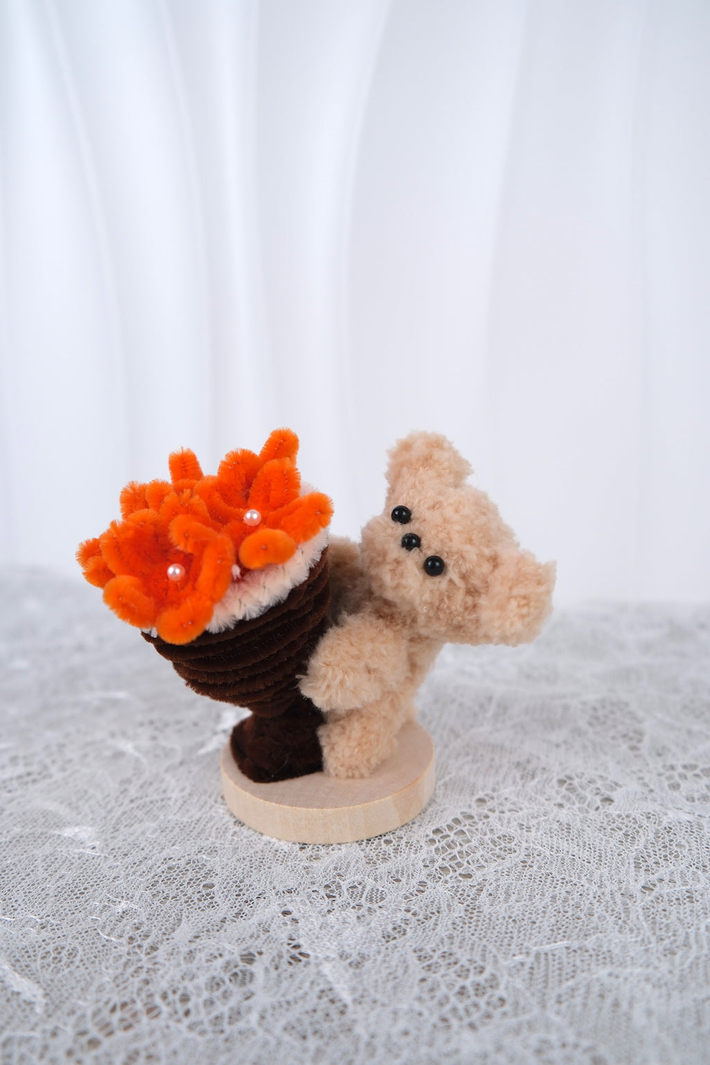 Kleine hond met bloempotje