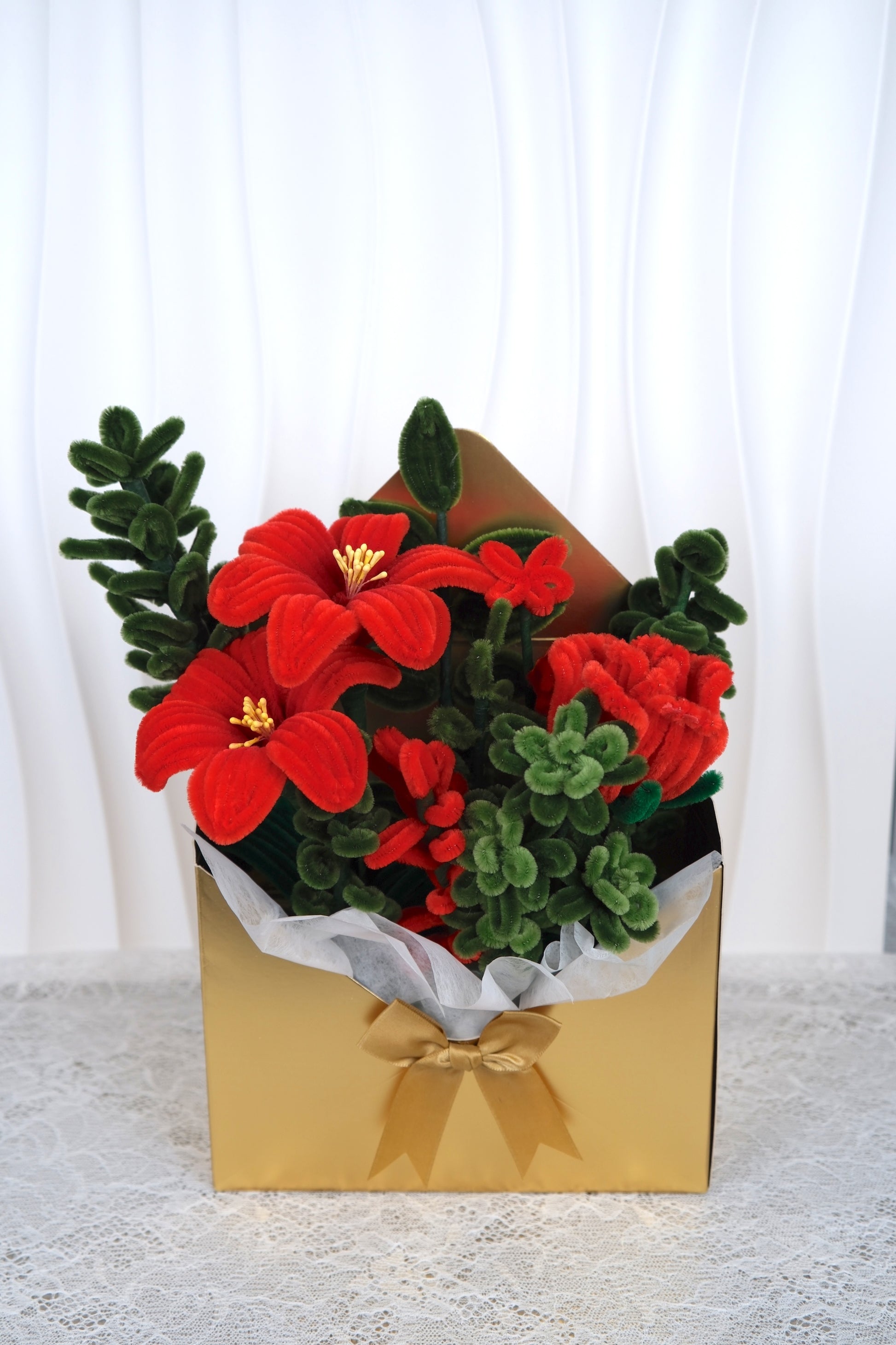 Rode bloemen in enveloppendoosje