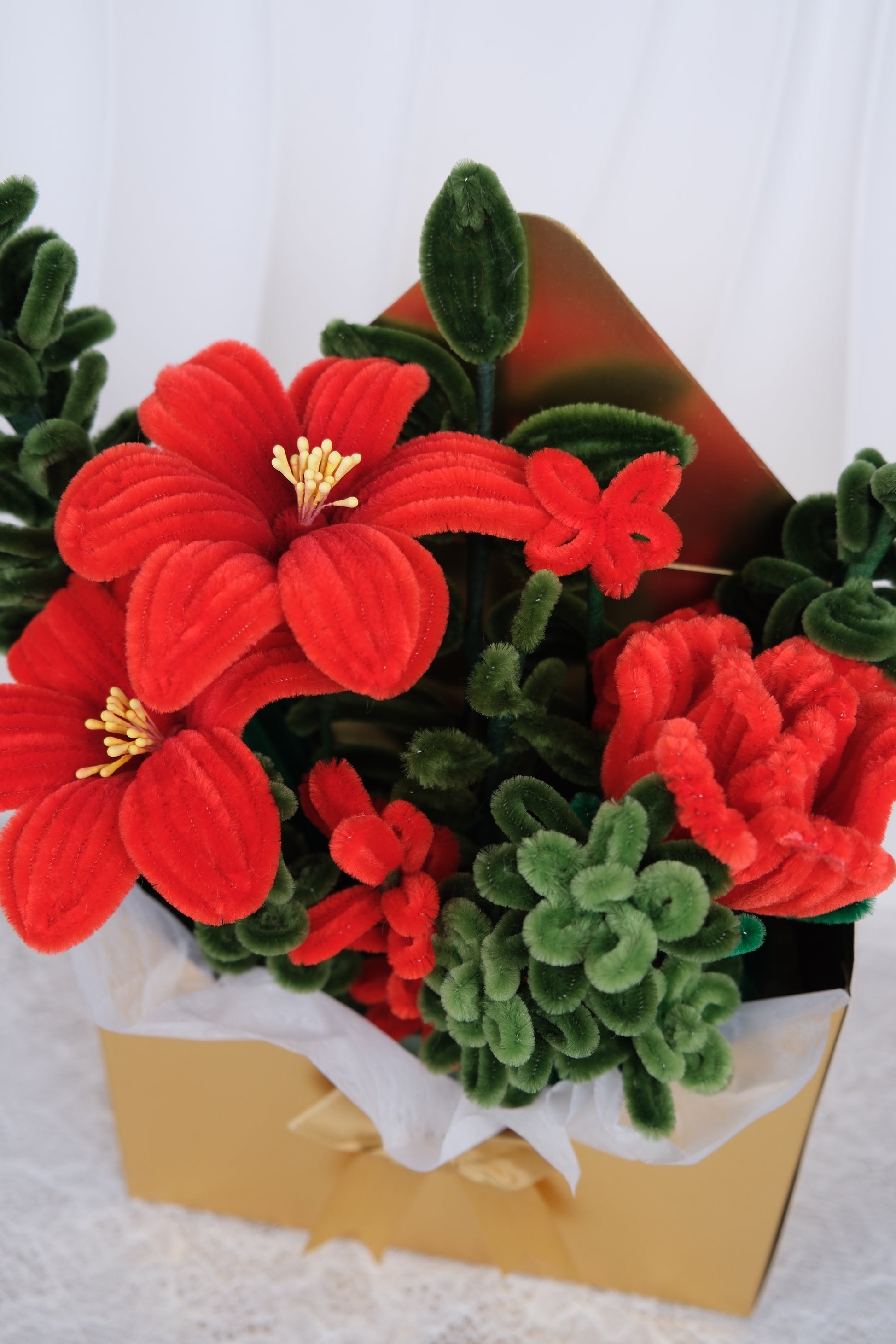 Rode bloemen in enveloppendoosje