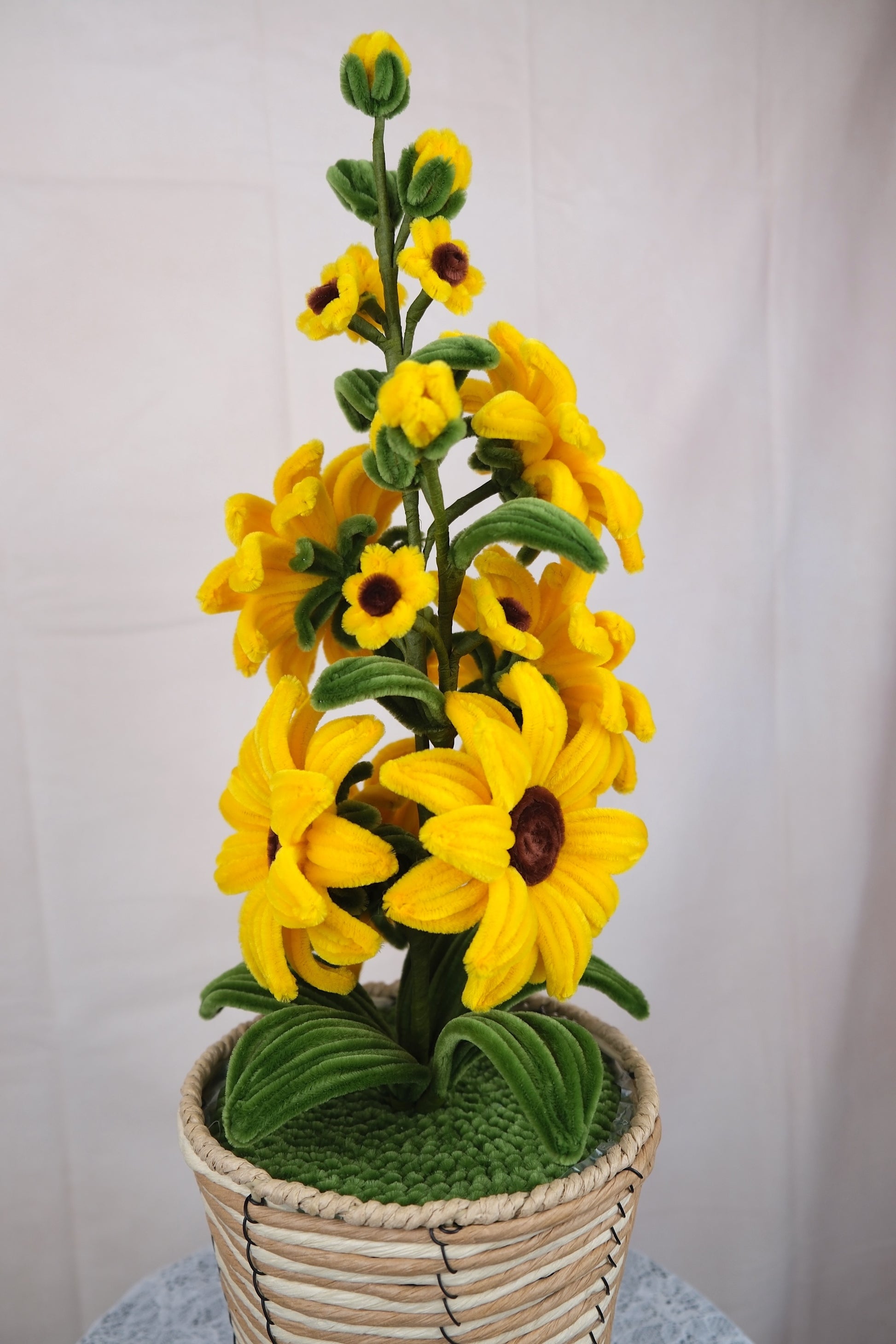 Rieten mand met zonnebloemen