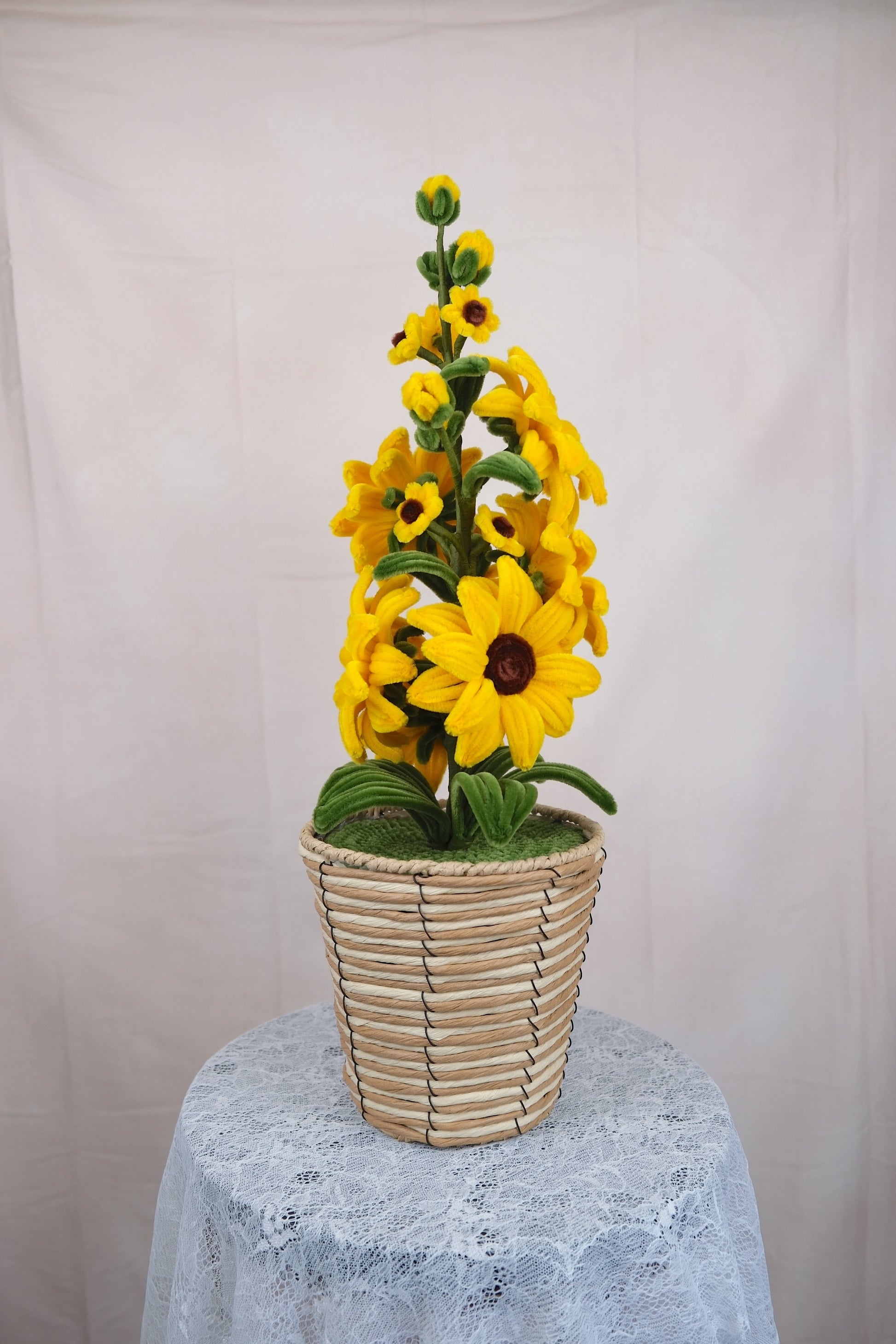 Rieten mand met zonnebloemen