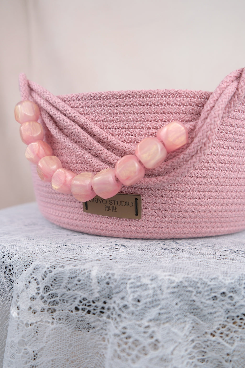 Roze opbergmand met kralen