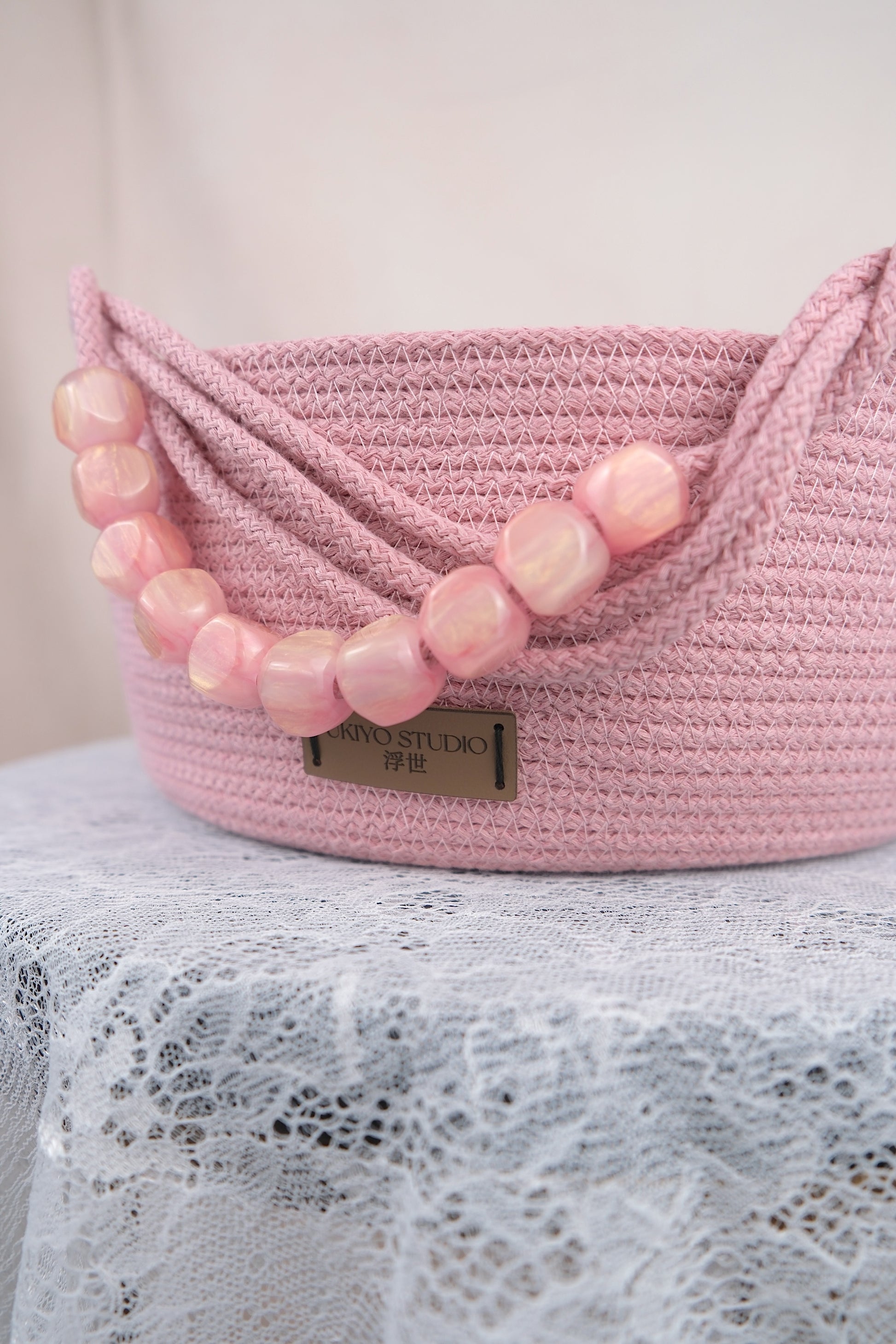 Roze opbergmand met kralen