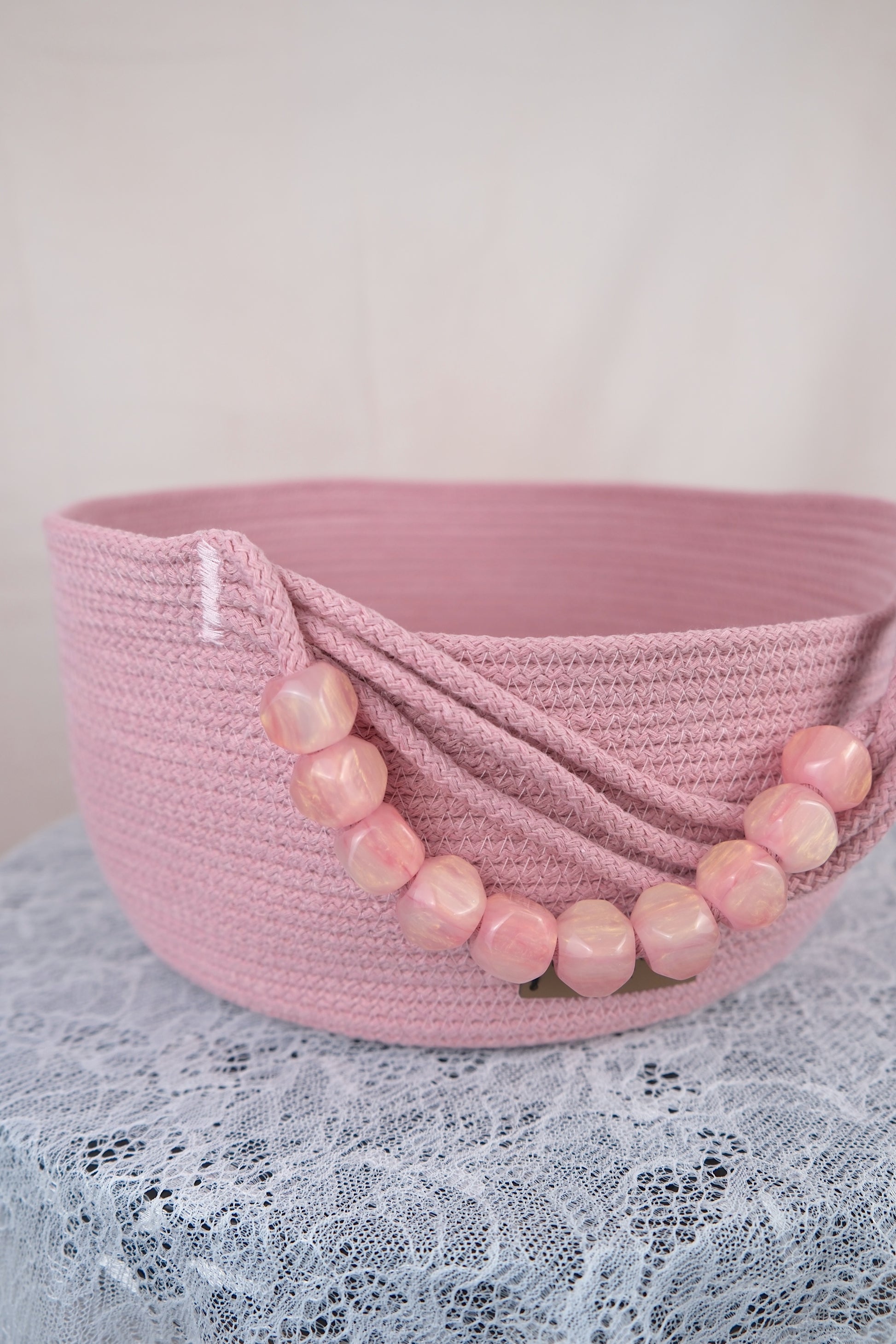 Roze opbergmand met kralen
