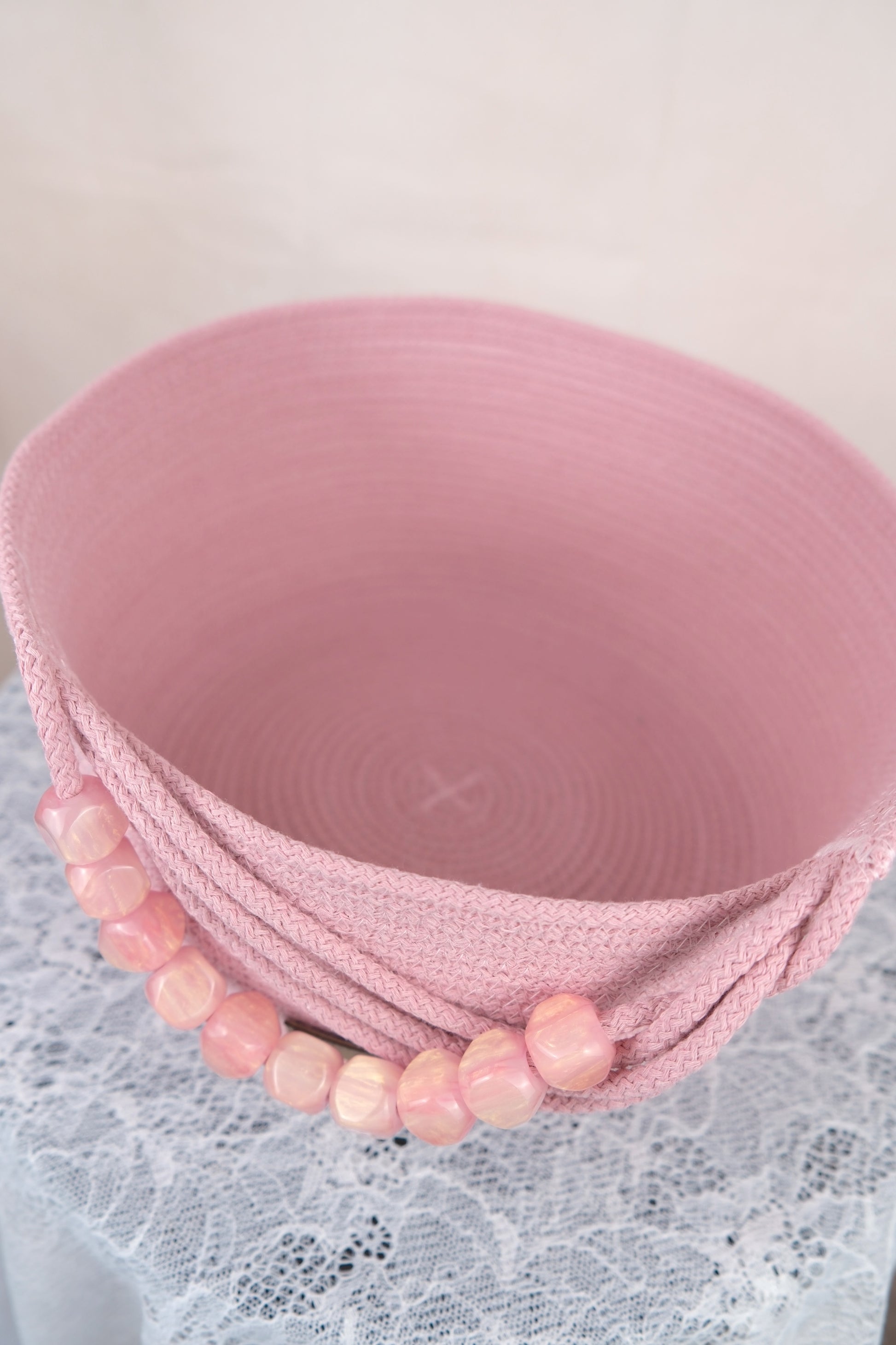 Roze opbergmand met kralen