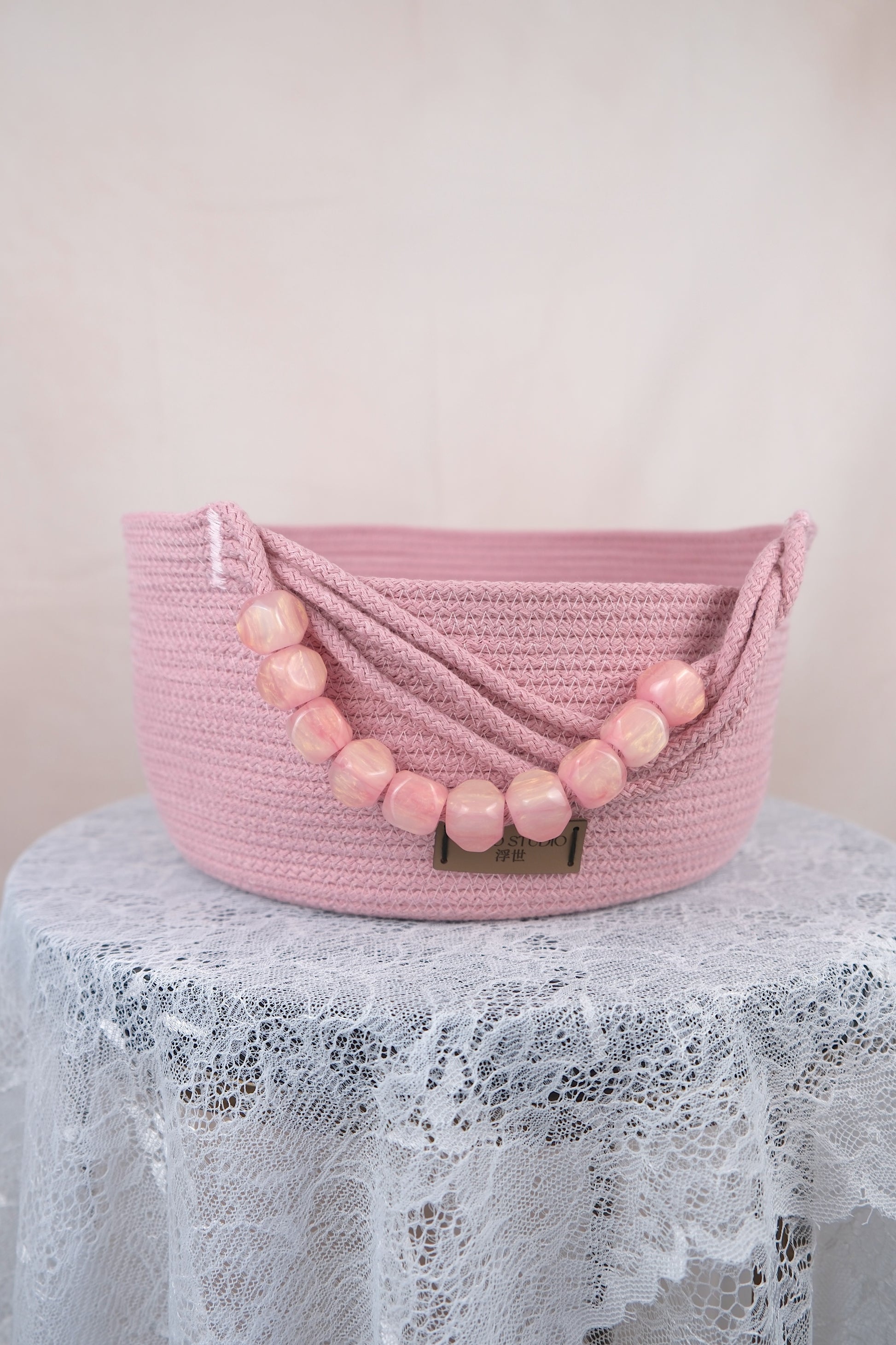 Roze opbergmand met kralen