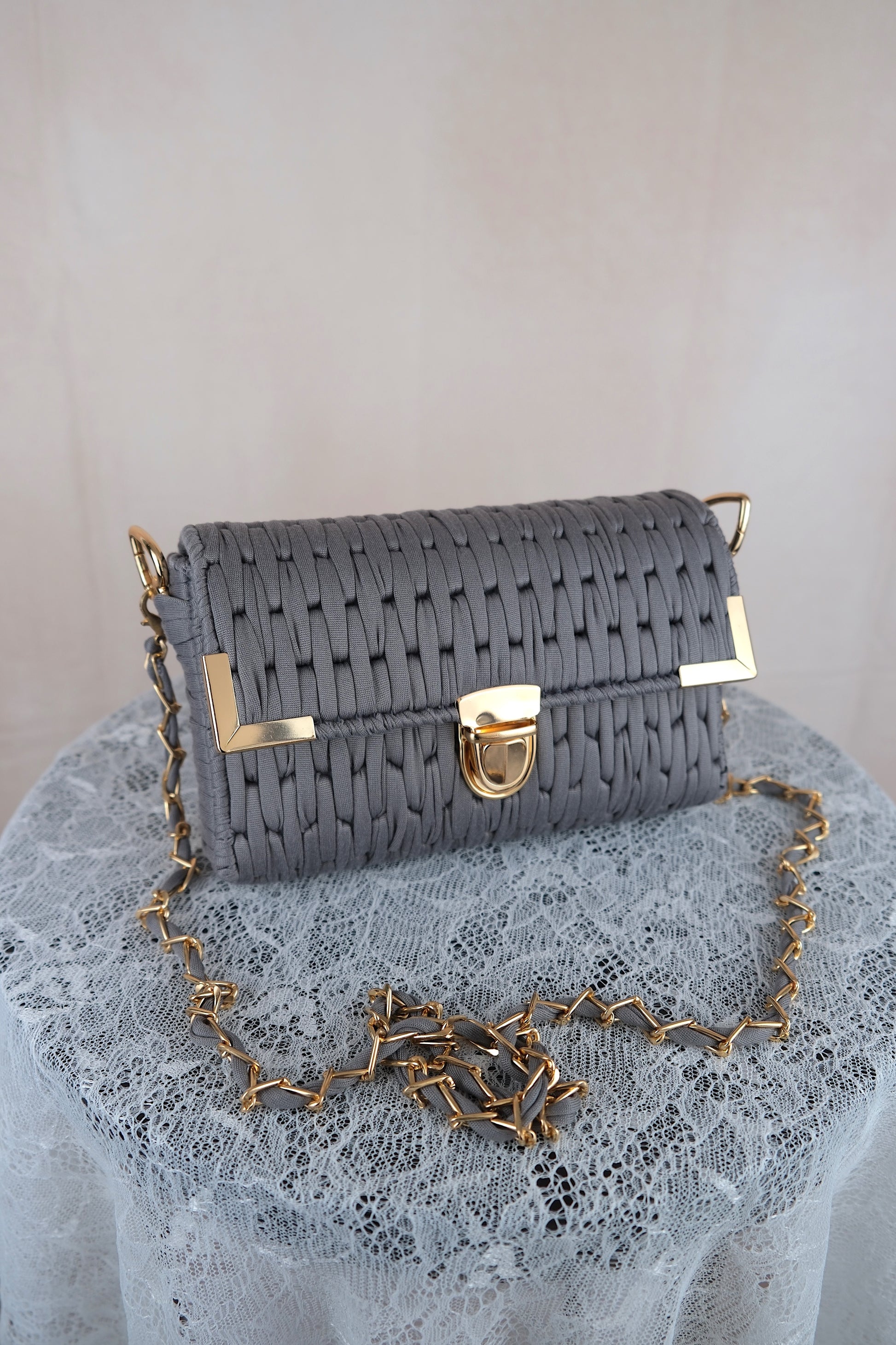 Grijze handtas met gouden details