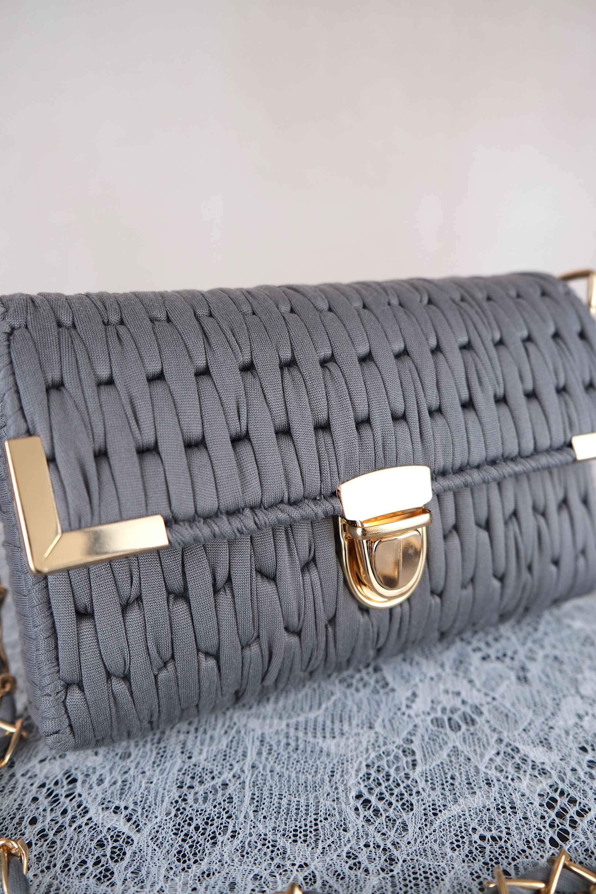 Grijze handtas met gouden details
