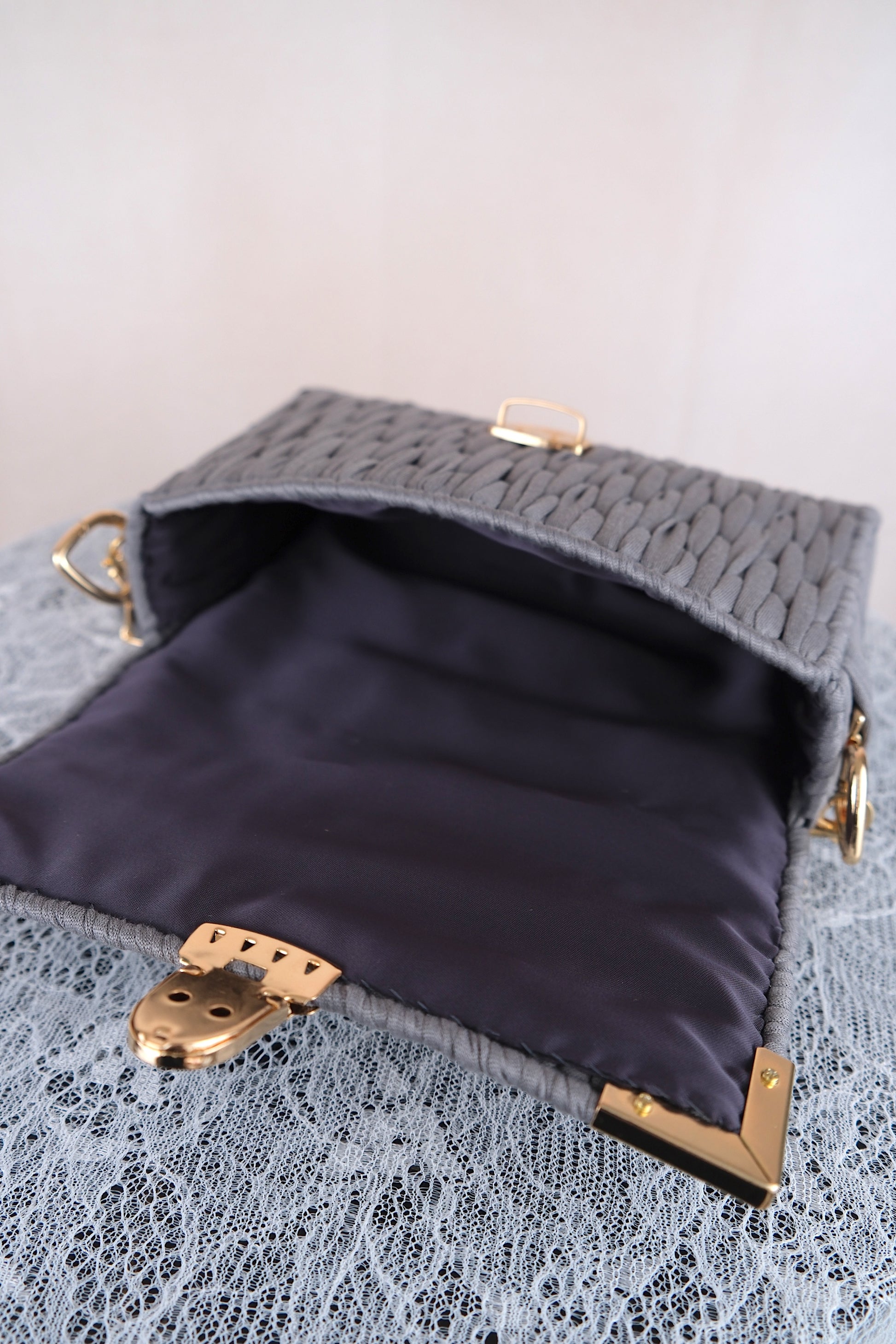 Grijze handtas met gouden details