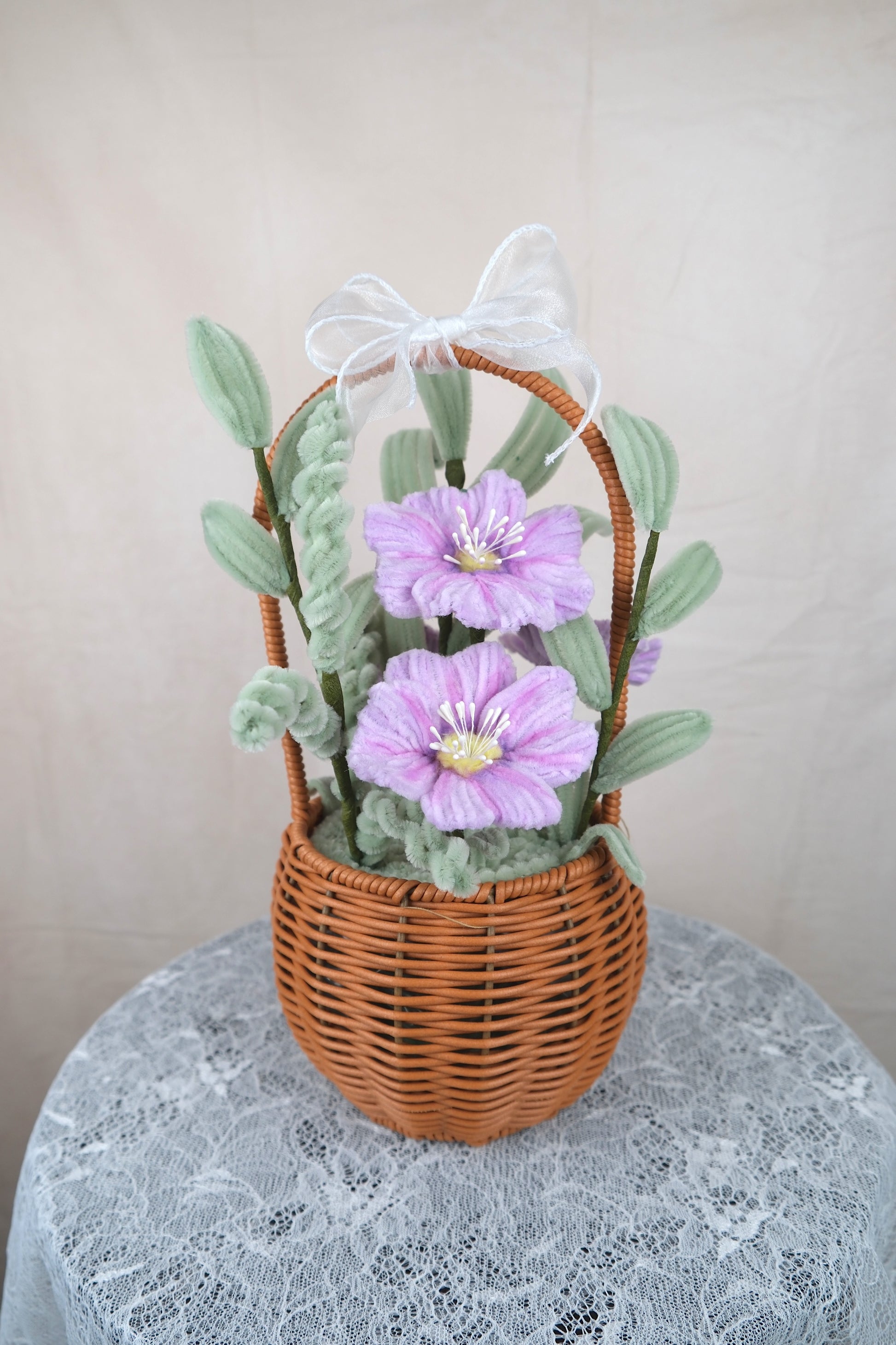 Roze bloemen mandje