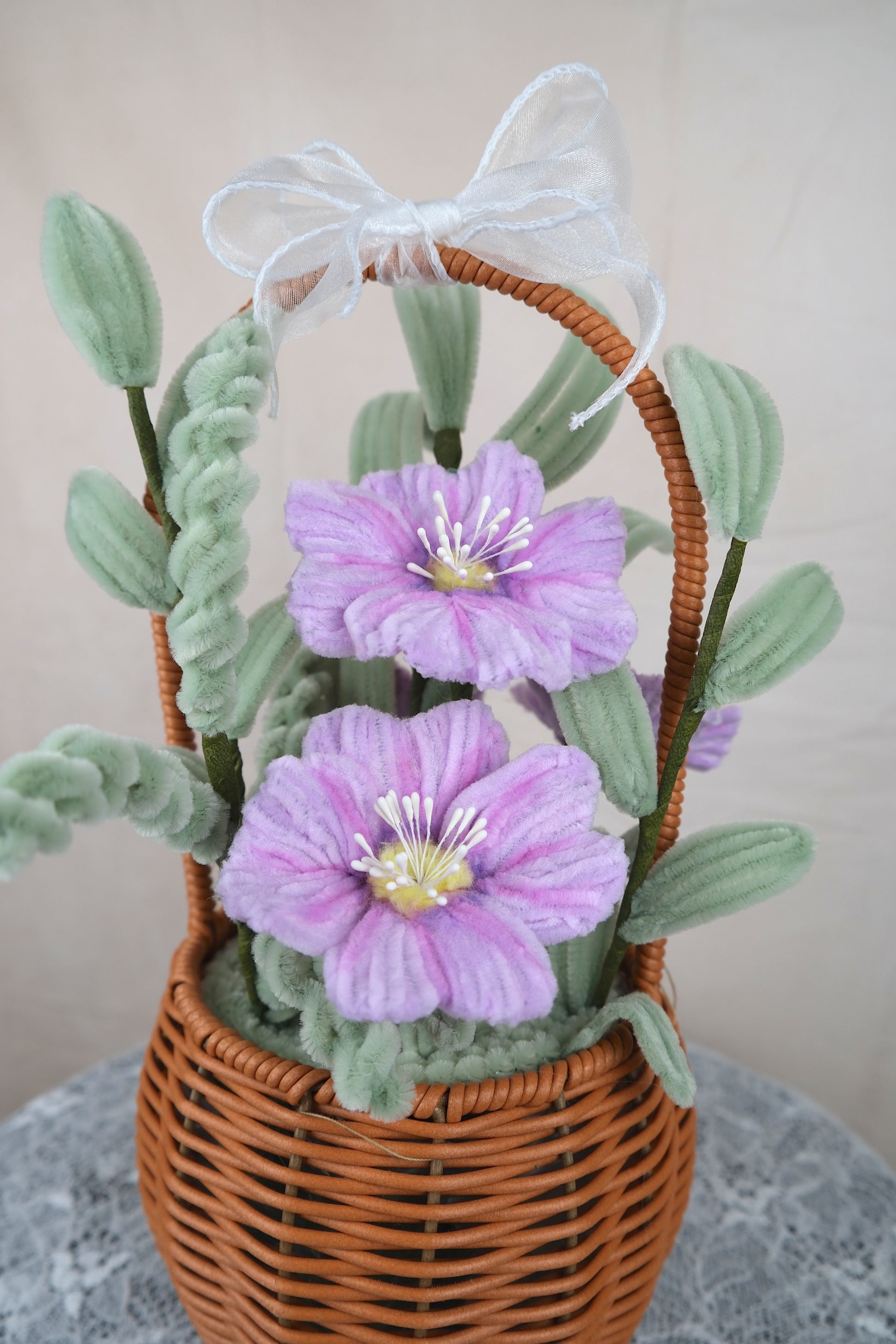 Roze bloemen mandje