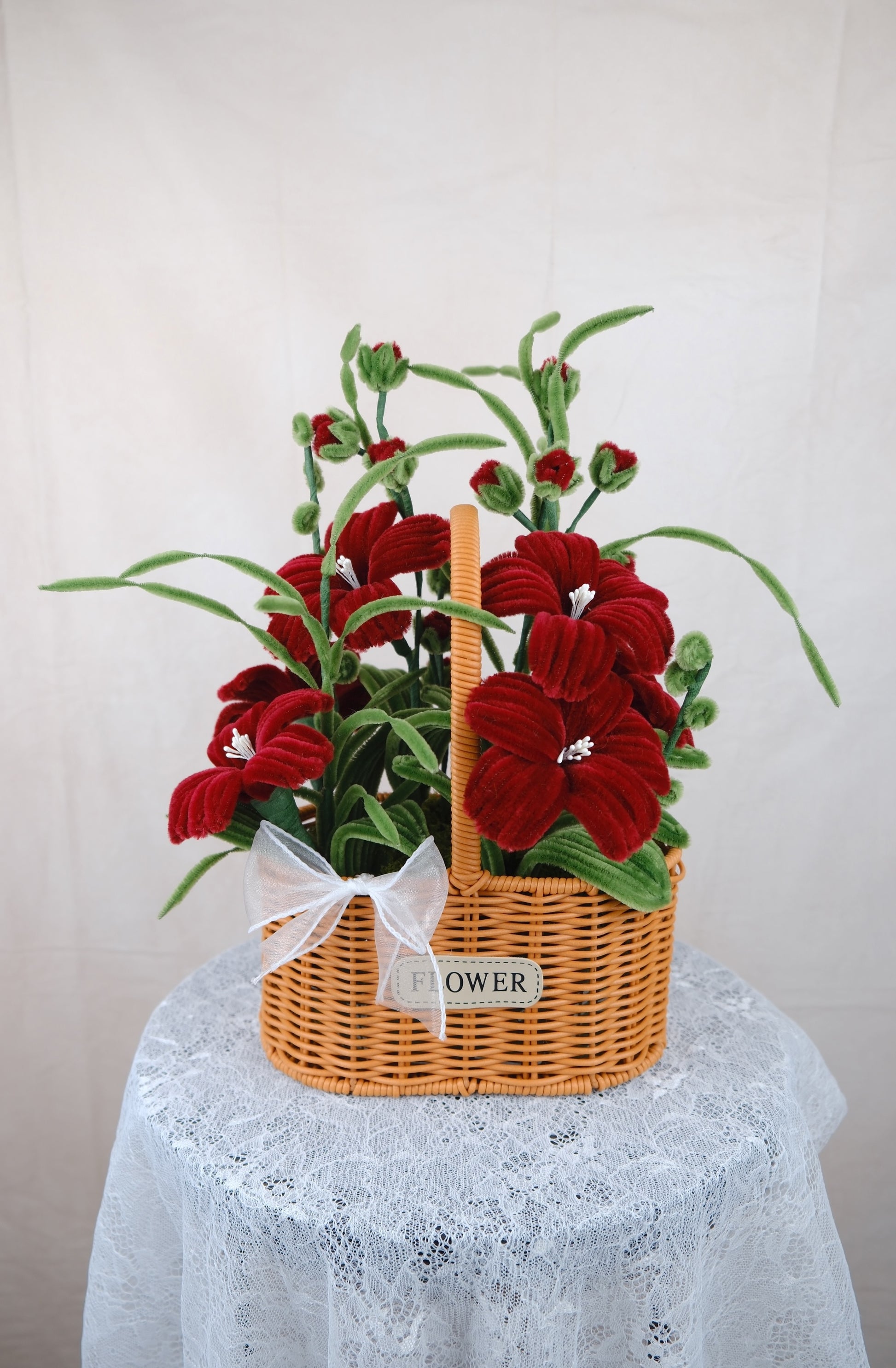 Rode bloemen mandje