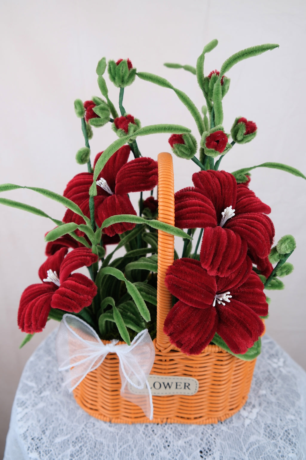 Rode bloemen mandje