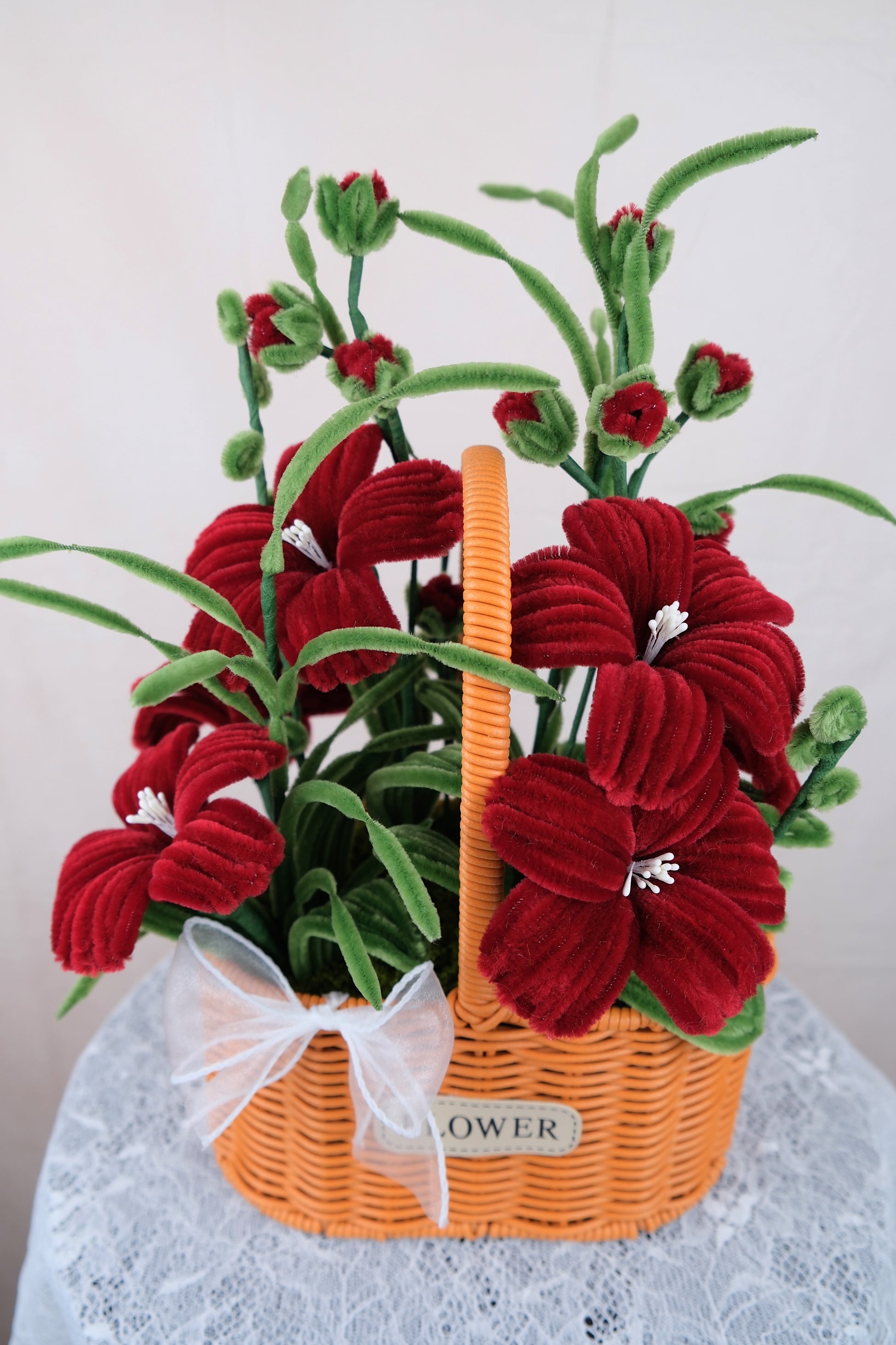 Rode bloemen mandje