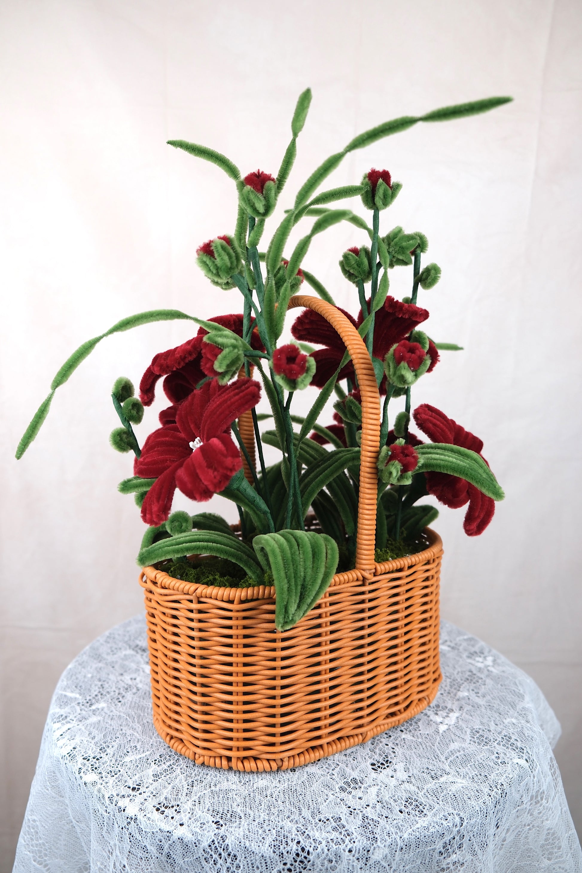 Rode bloemen mandje