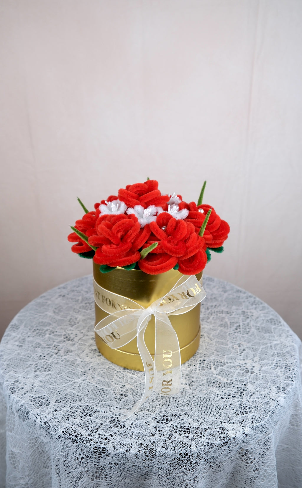 Rode rozen in gouden pot