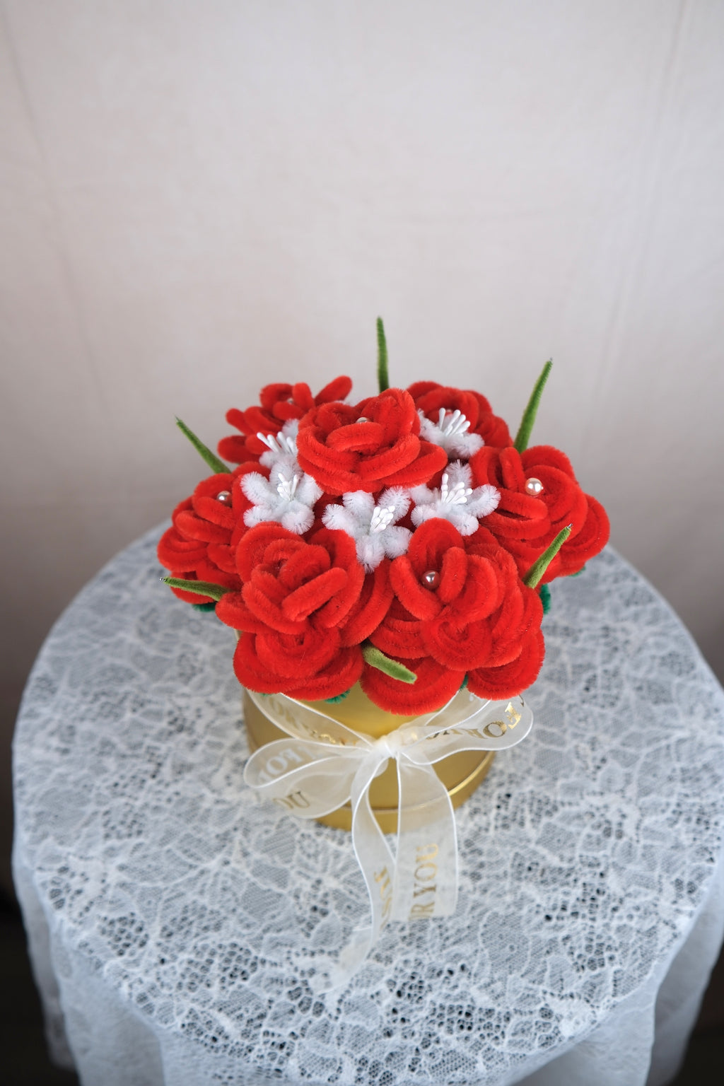 Rode rozen in gouden pot